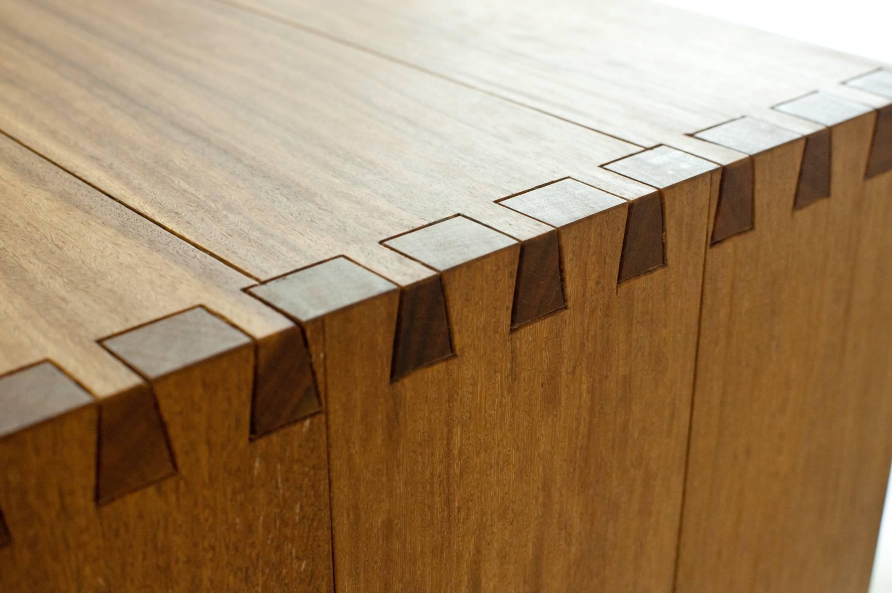 Legno massiccio Credenza Buffet di Ricardo Graham Ferreira realizzata a mano in legno duro brasiliano in vendita