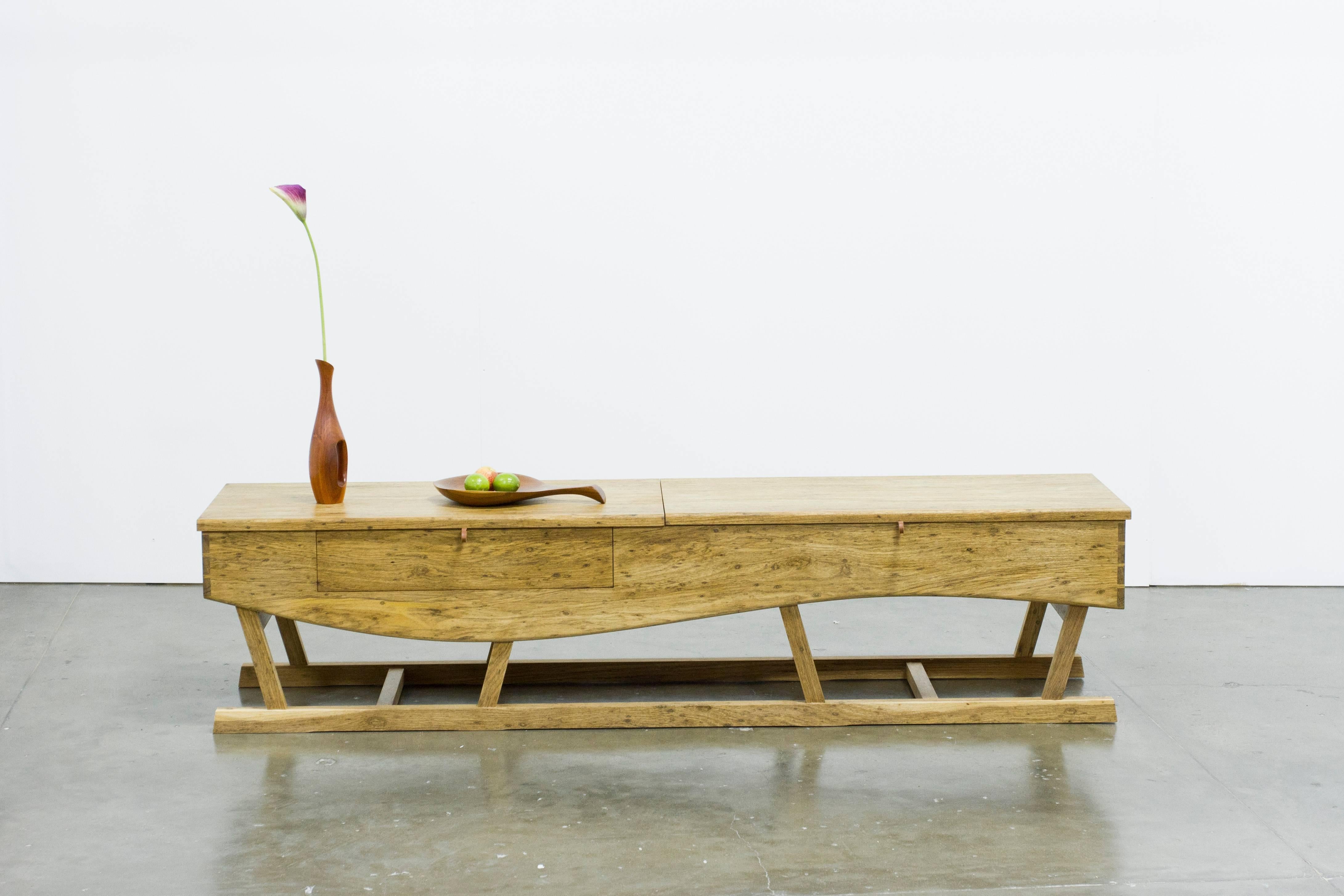 La credenza bassa o buffet, elegante e funzionale, è realizzata in legno massiccio brasiliano 