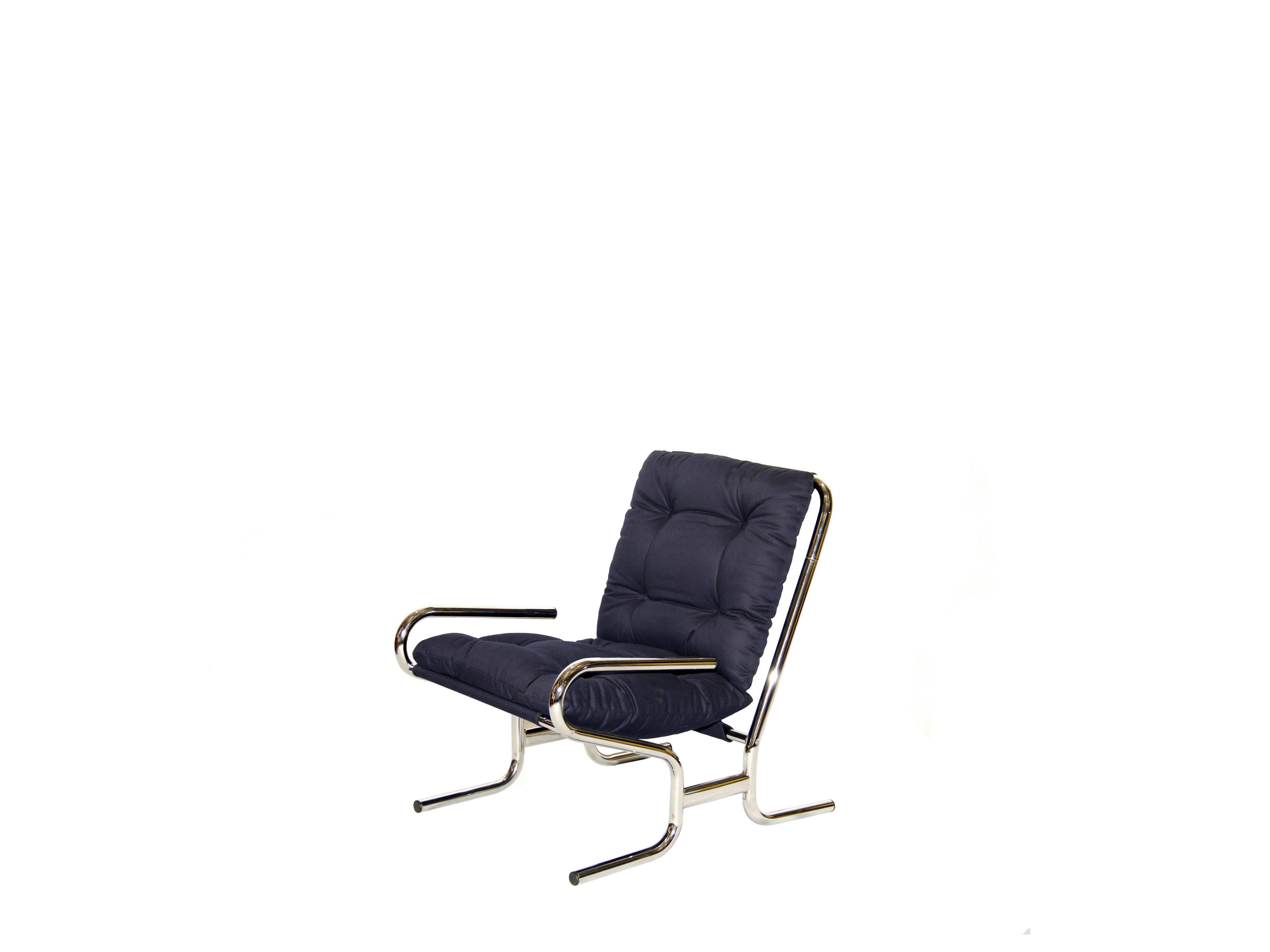 Midcentury brazilian chromed Metal Frame Armchair and Blue Upholstery, 1970s

This armchair, not yet known, has the entire structure in chrome-plated metal tube. The fabric that serves as a support for the upholstery is sewn firmly into the frame,
