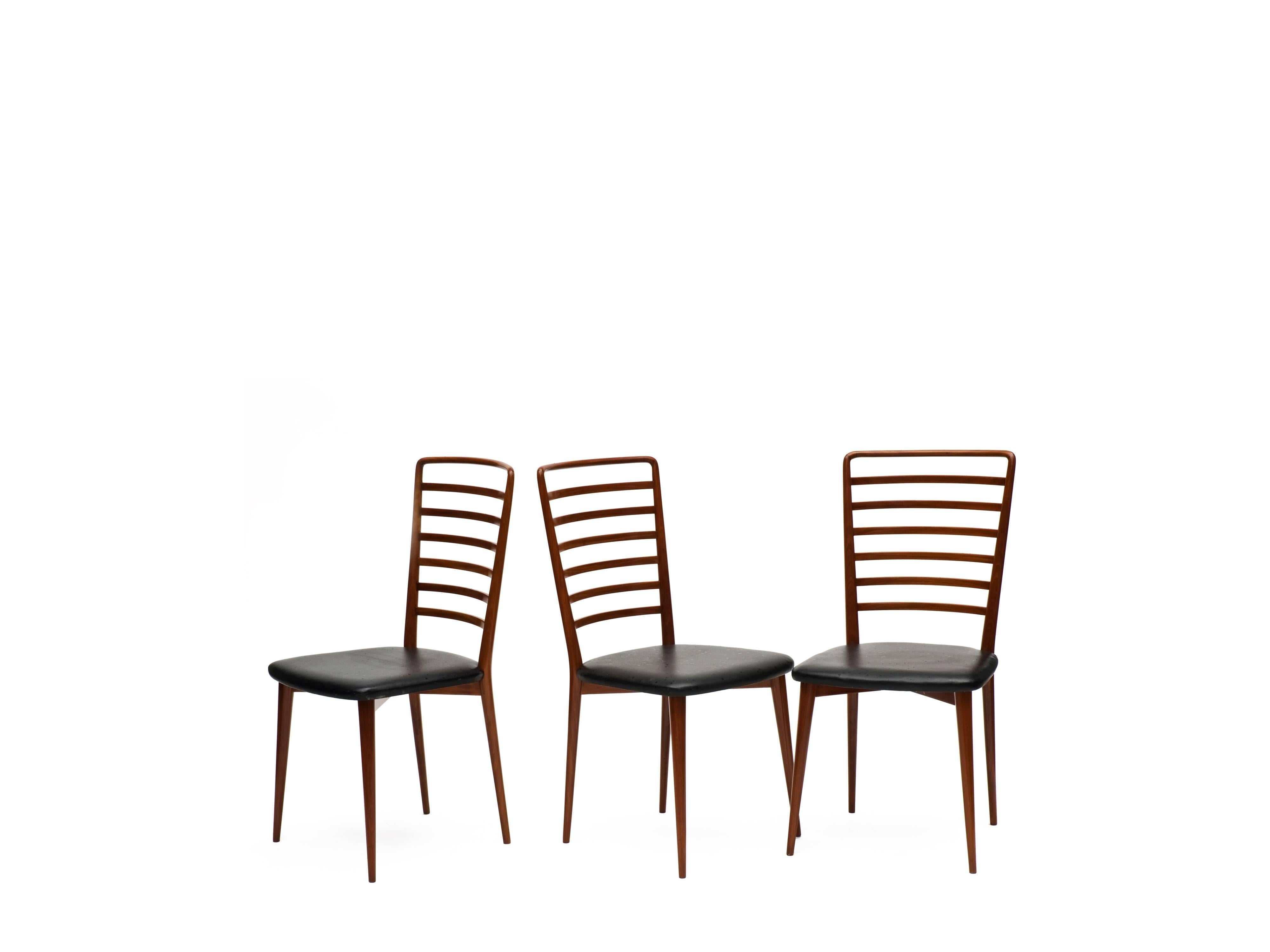 Set of six Midcentury brazilian Chairs in Perobinha do Campo by Joaquim Tenreiro, 50s

Designed by the master wood Joaquim Tenreiro in the 1950s, it has all its structure in Brazilian wood Perobinha do Campo. Its back is joined by strips of wood