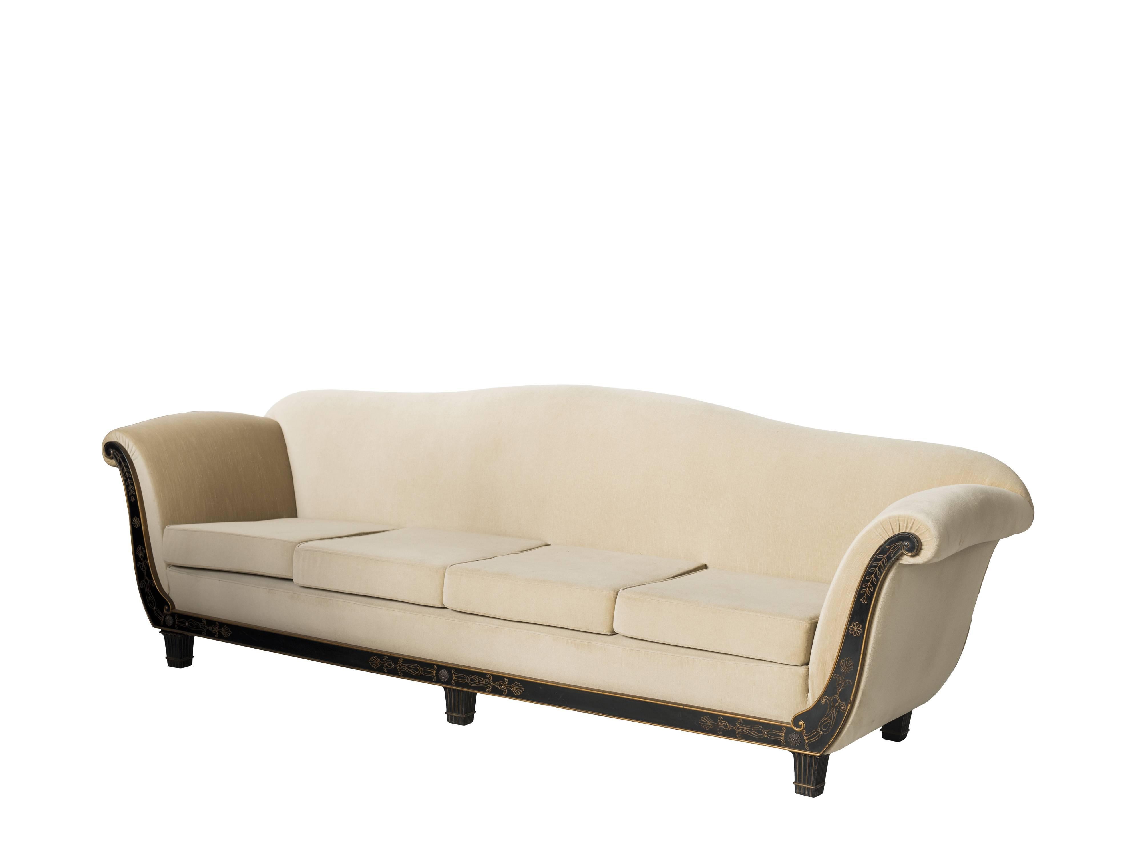 Salvatore Dinucci Brasilianisches Sofa der Jahrhundertmitte mit Samtpolsterung, 1950er Jahre
 
Der Öffentlichkeit kaum bekannt, war Dinucci, wie die Signatur auf seinen Möbeln besagt, ein bedeutender Hersteller moderner brasilianischer Möbel