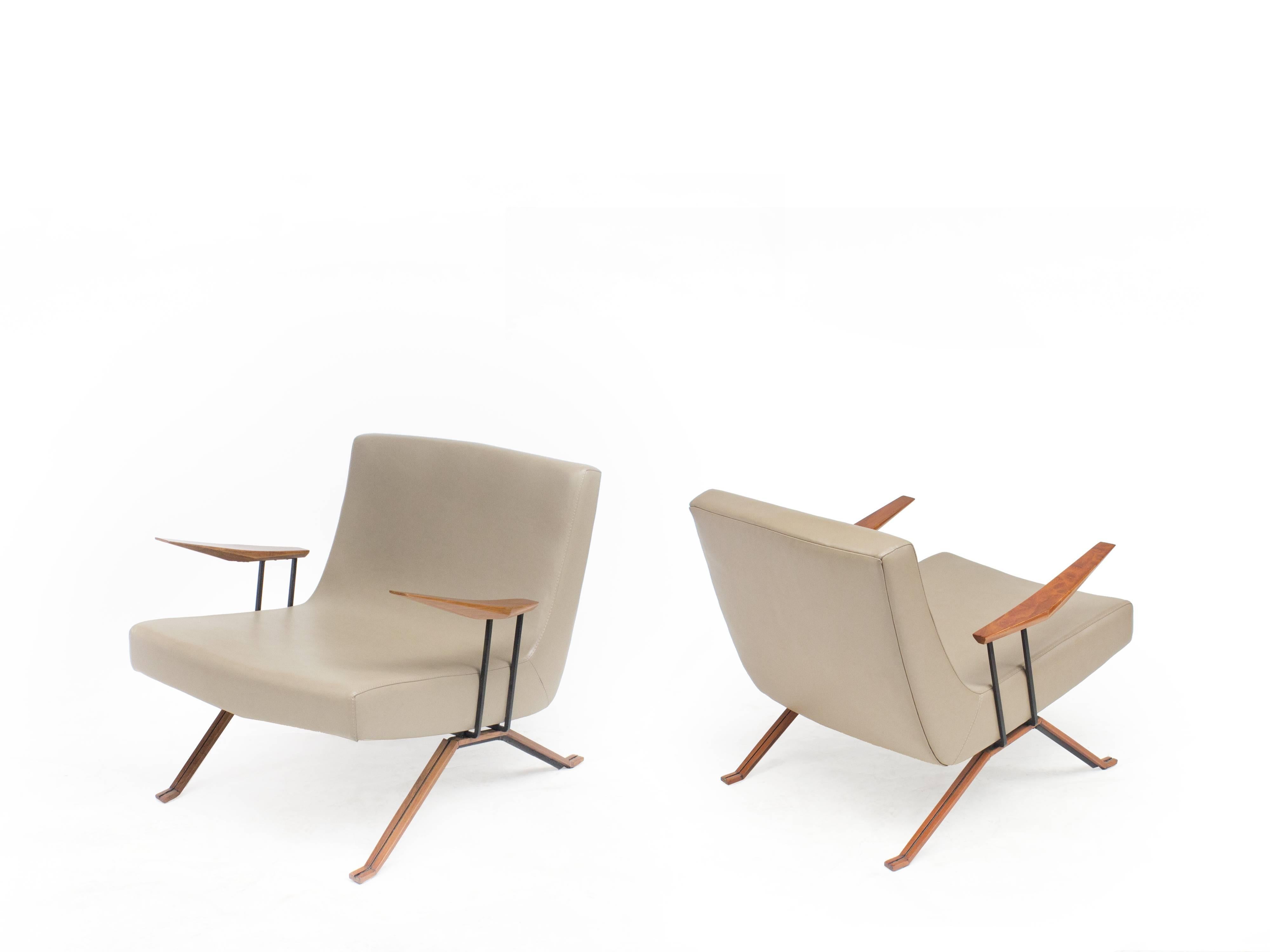 The MP-1 armchair, in this midcentury Brazilian style, was Percival Lafer's first successful project.

The MP-001 was a lightweight modern-looking piece whose origins are taught at the architectural college on the reinforced concrete by architect