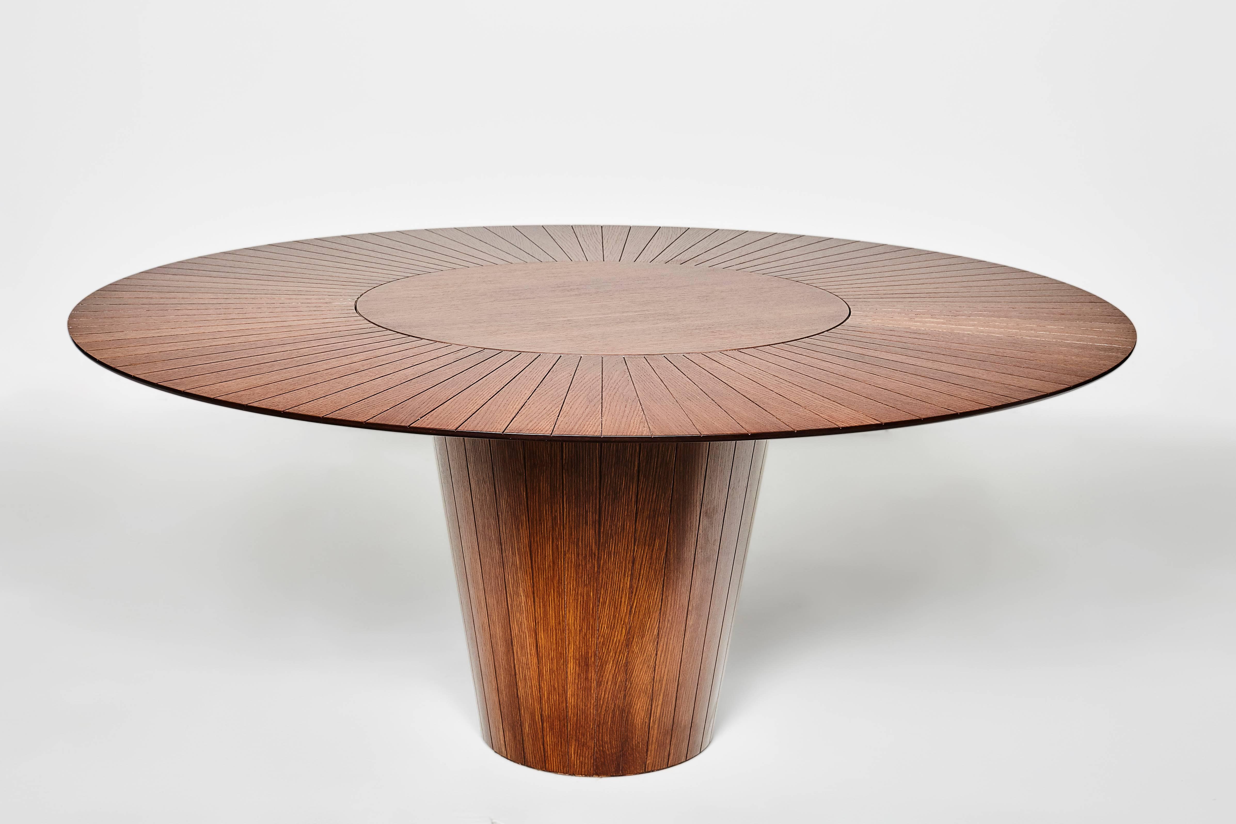 Un lazy susan très utile sur le dessus et des détails en bois sculpté font de cette pièce un best-seller.
La forme conique inversée de la base offre un espace confortable pour les jambes.
Structure en MDF plaqué.

Le centre de rotation est