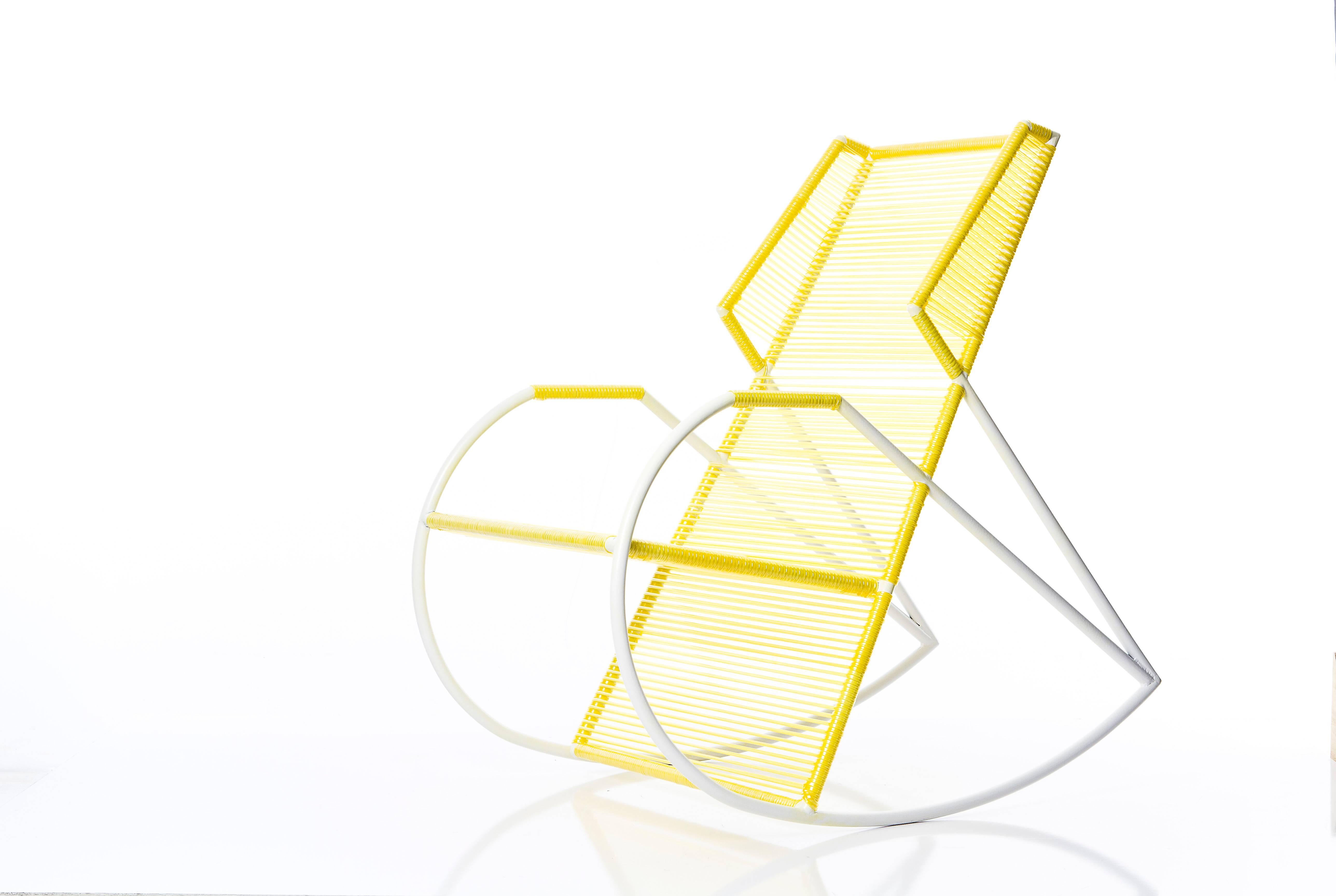 Noemia is a rocking chair designed for indoor and outdoor use in an aluminum frame with electrostatic paint and tapestry in a traditional Brazilian material commonly called spaghetti (rubber stripes). Both the structure and the spaghetti can be in