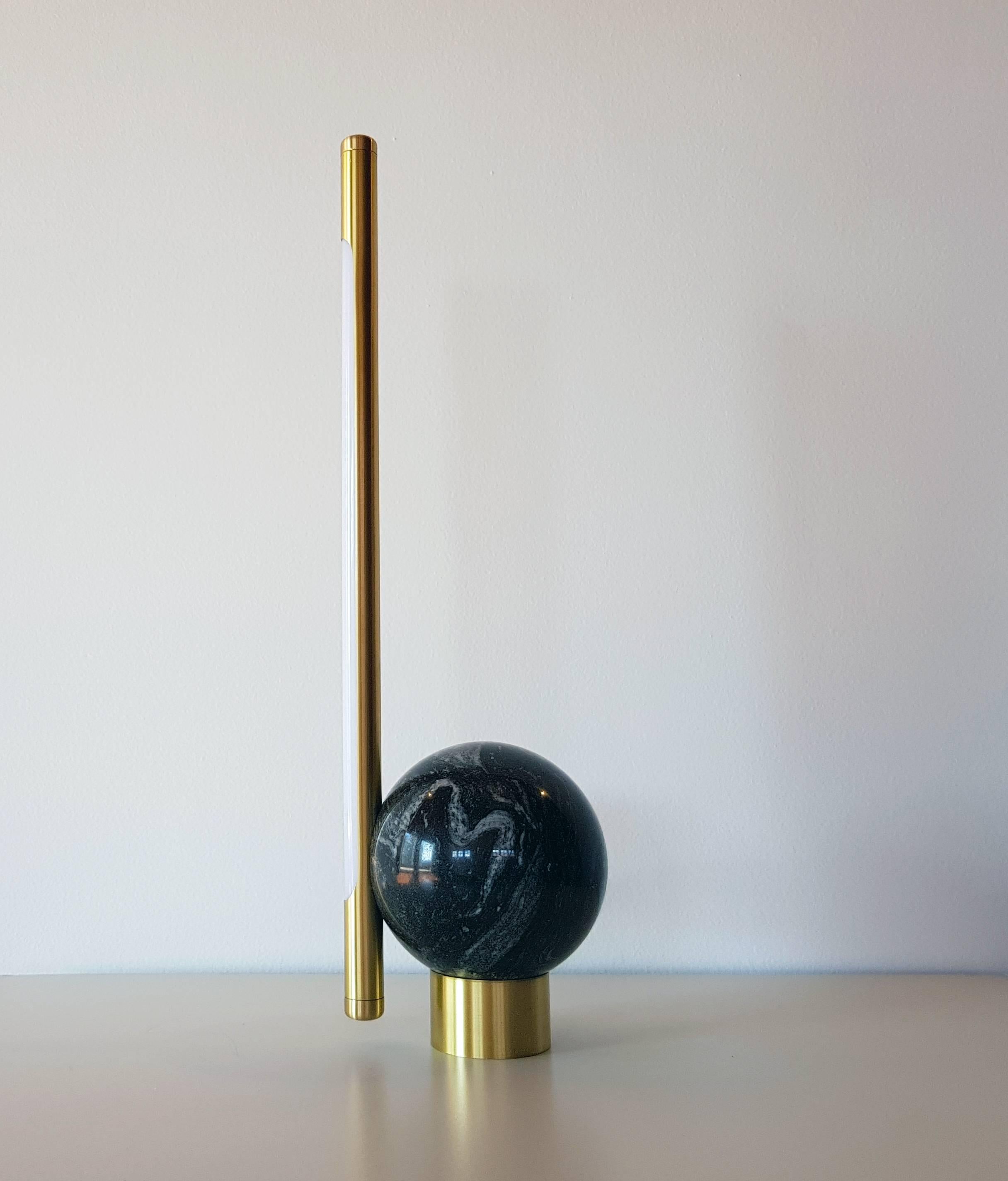 Minimalismo Lampada da tavolo 'Bubble' in marmo nero e rame, stile brasiliano contemporaneo in vendita