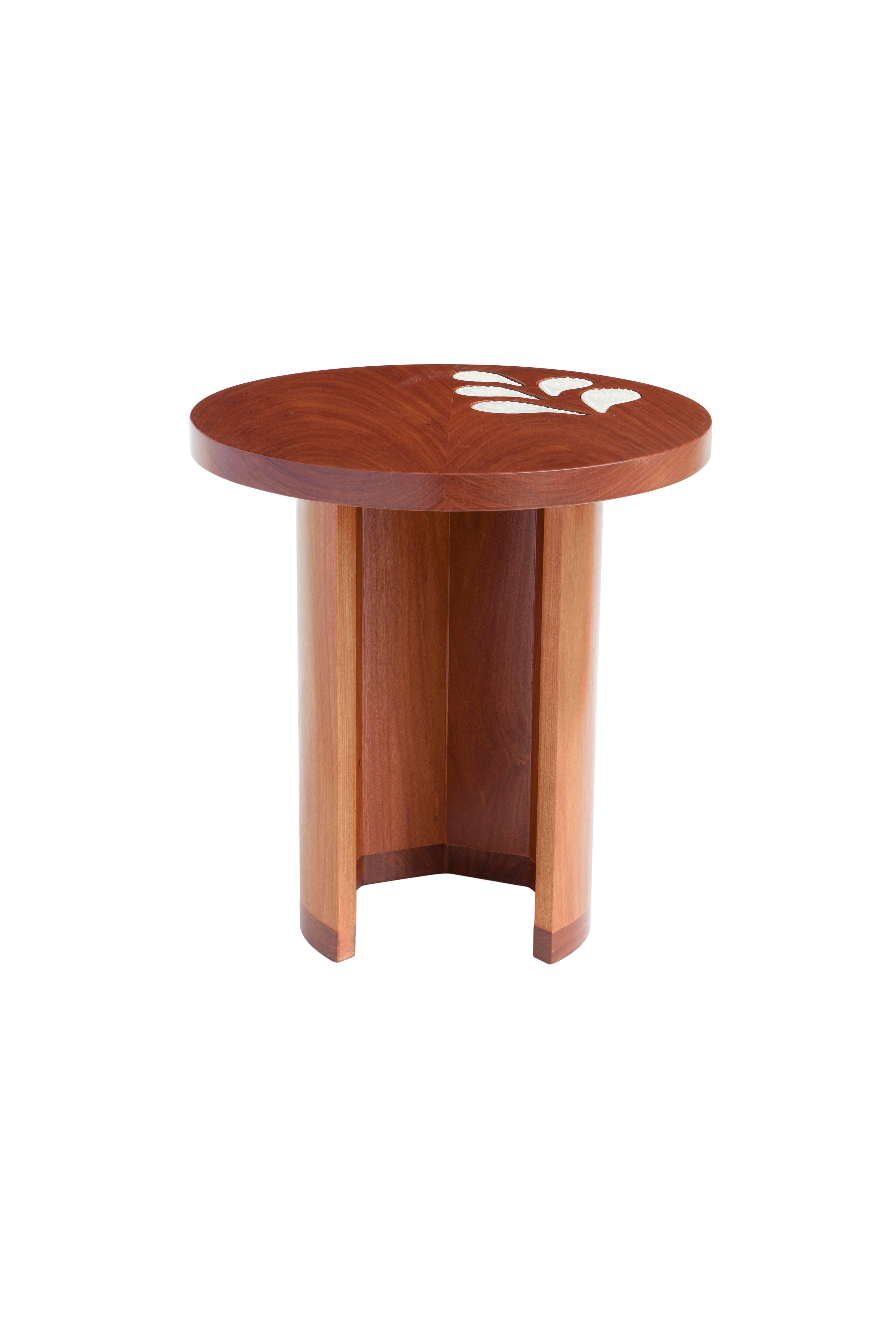 This solid cabreuva wood tabletop is incrusted with ceramic pieces, as in a marquetry, reproducing a typical painting of the Jequitinhonha Valley, a Brazilian region known for its traditional handmade ceramic.

The ceramic petals used are molded and