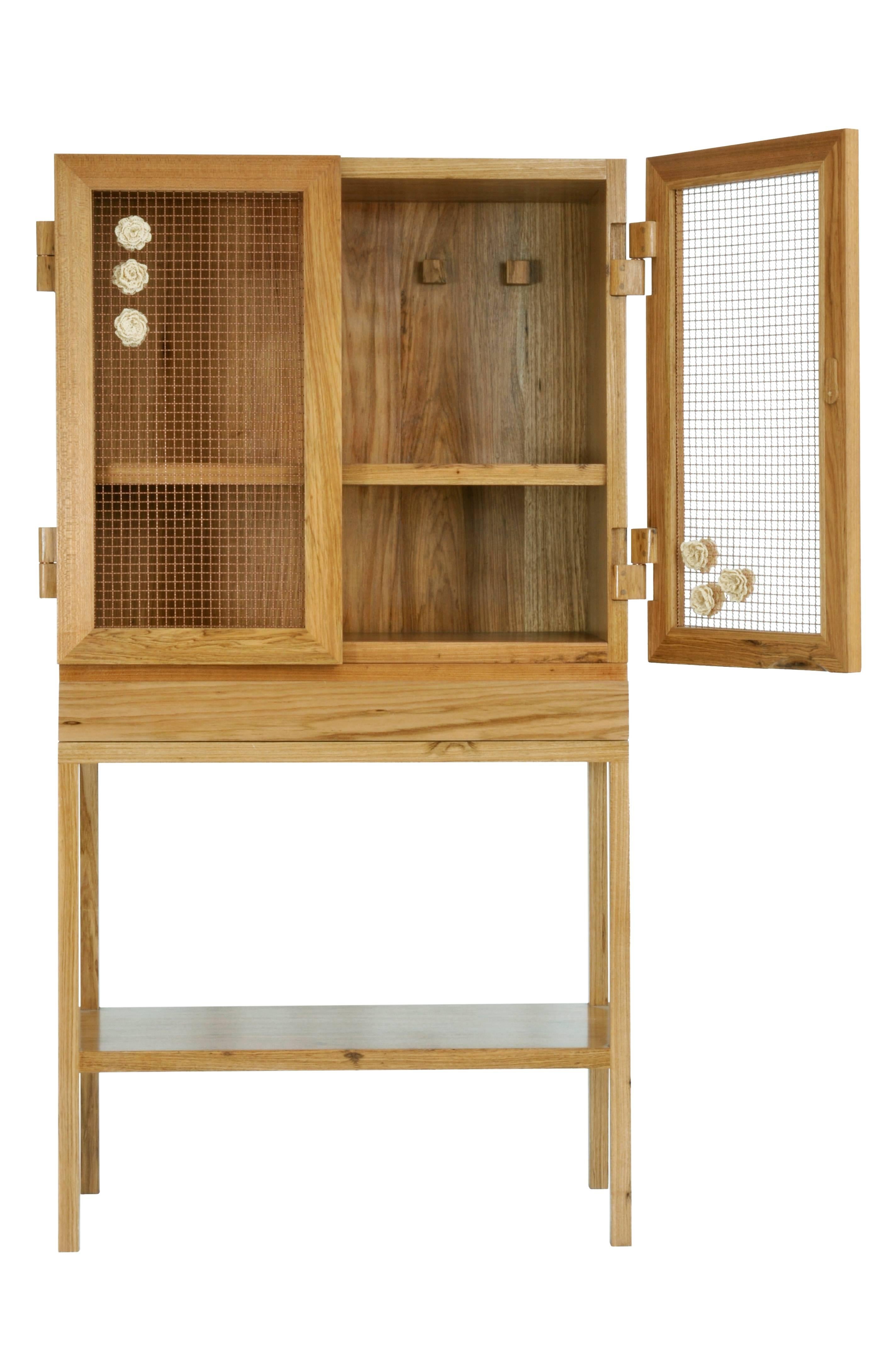The Jardim cabinet is made of solid Brazilian walnut wood (Freijo´). Its doors are made of copper threads and decorated with handmade crochet flowers using cotton threads in three different colors. 

The threads are naturally colored using fruits