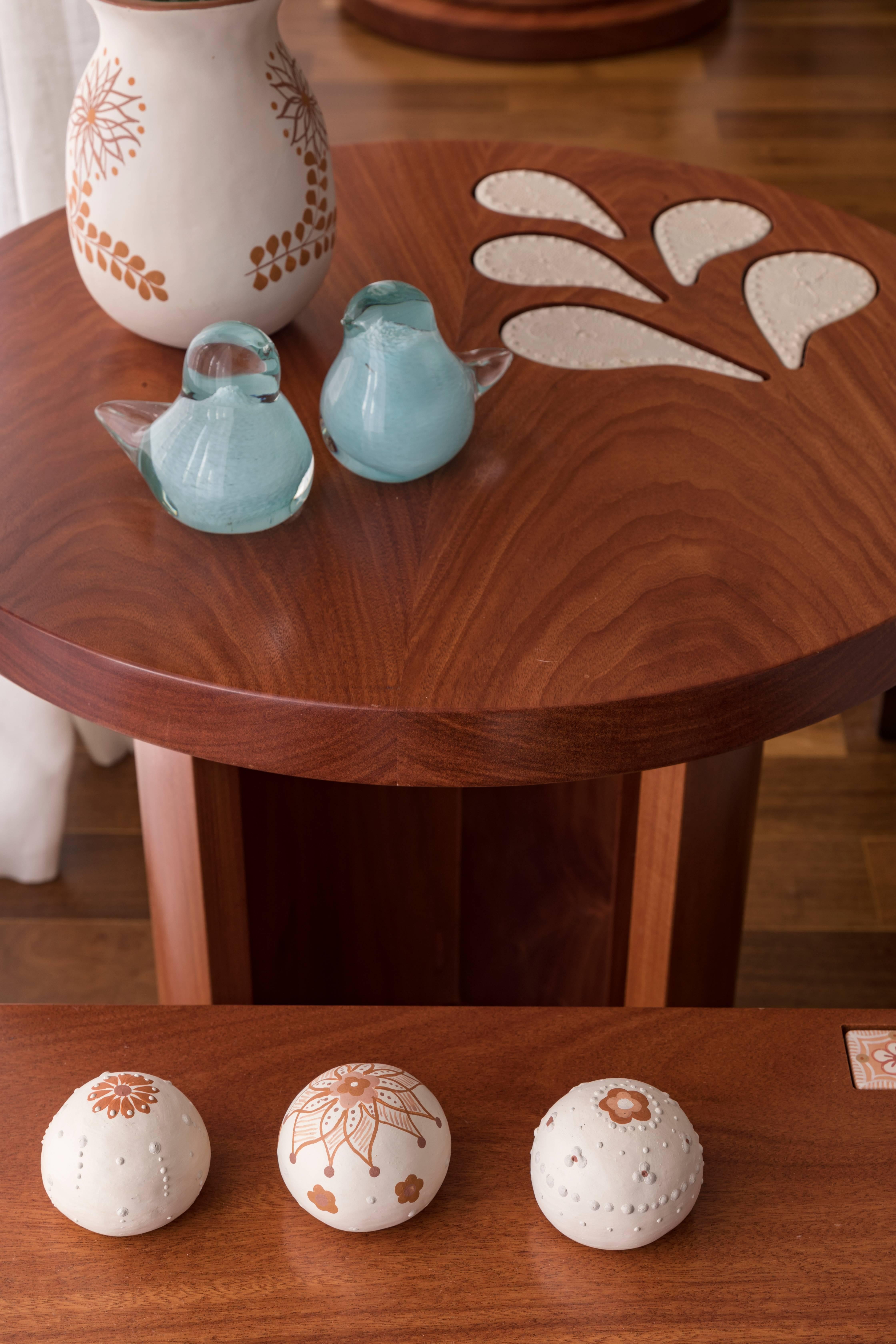Encontros Side Table: handmade in Brazil with traditional ceramic and solid wood In New Condition In Jundiaí, SP