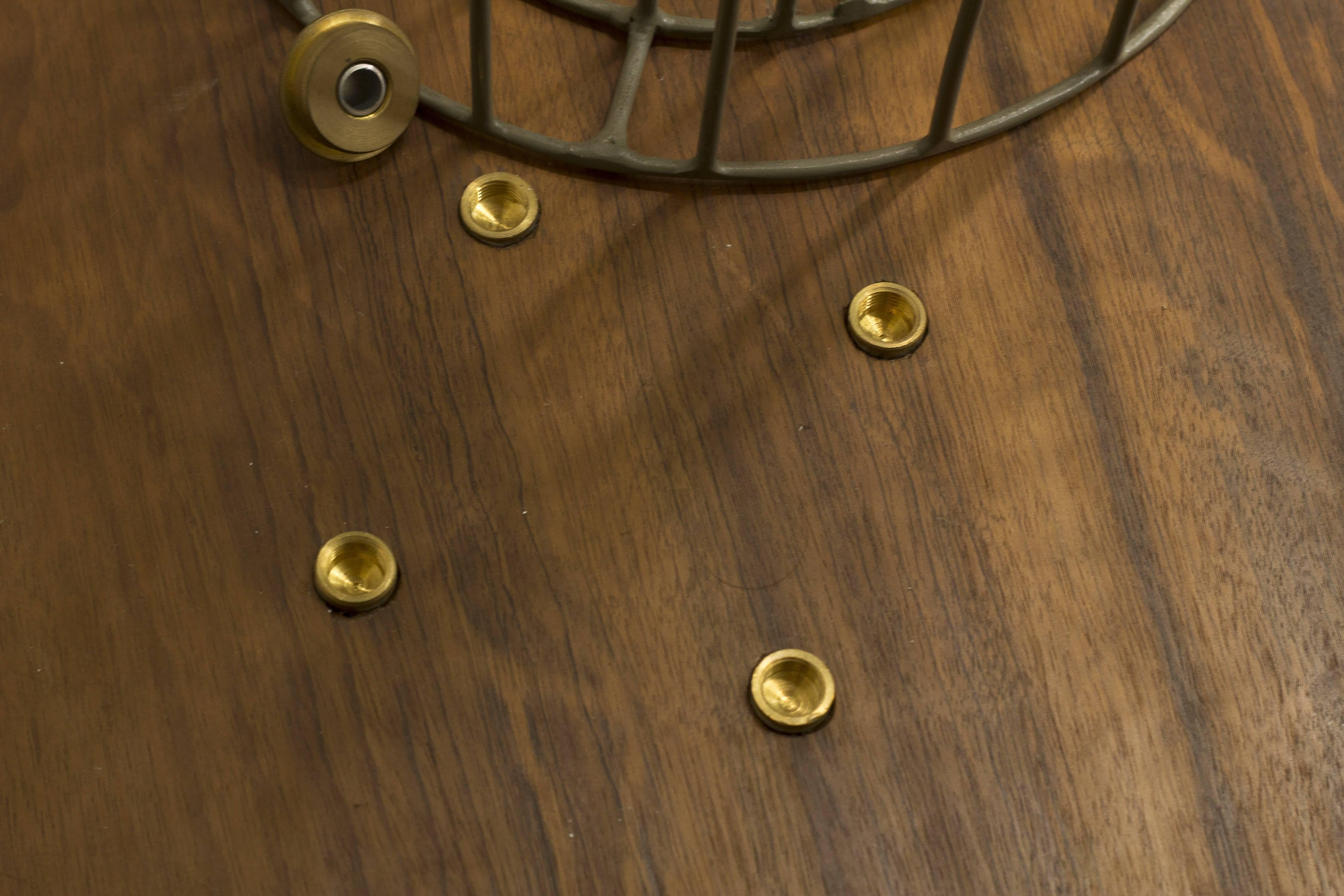 Cette table d'appoint en bois et en laiton, de style contemporain brésilien, est une œuvre d'art délicate. La base est en laiton et la table elle-même a un placage en bois Imbuia du Brésil. L'objet a été exposé à São Paulo et à Paris, et a été