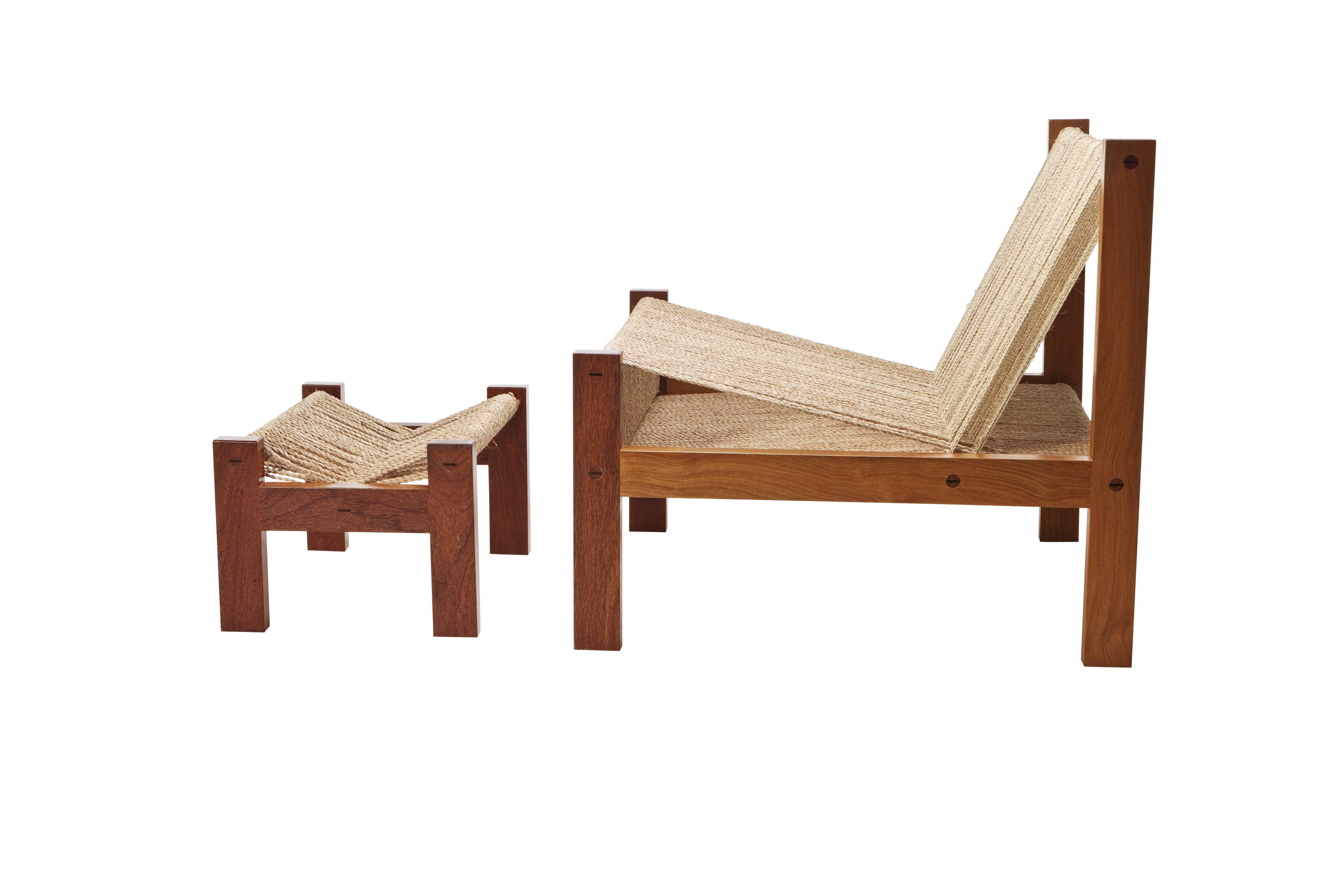 The MAR lounge chair and foot stool ensemble formally evokes traditional weaving looms. The straw that lines the seating is a raw material produced from Buriti leaves, one of the largest palm trees of the Brazilian cerrado. Particularly soft, light
