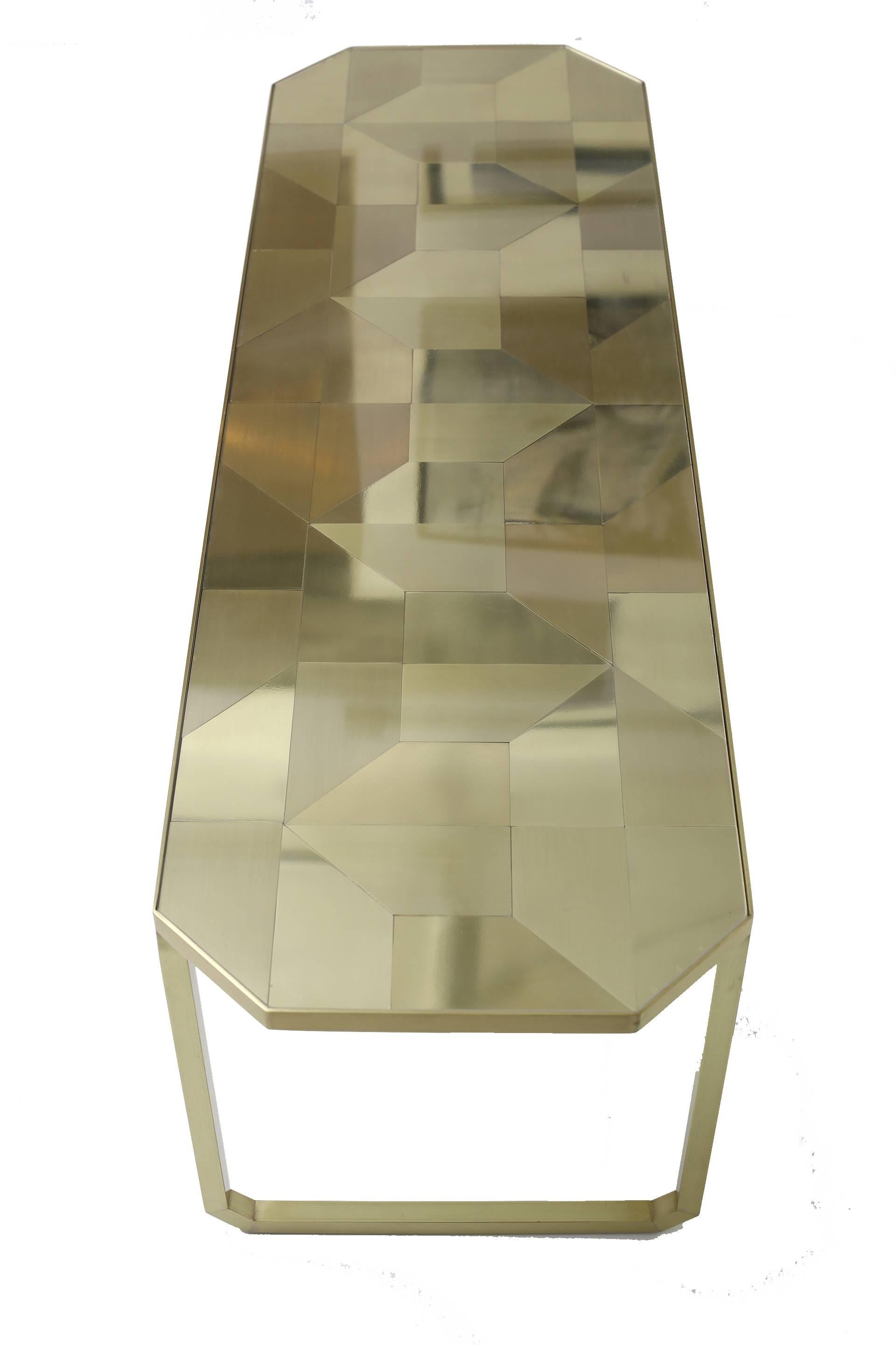 This brass coffee table is from the Tramas series, made in the Brazilian contemporary style.
Topped with metal geometric tiles (laser cut process), alternating polished and brushed parts highlighting the three-dimensional effect. His inspiration