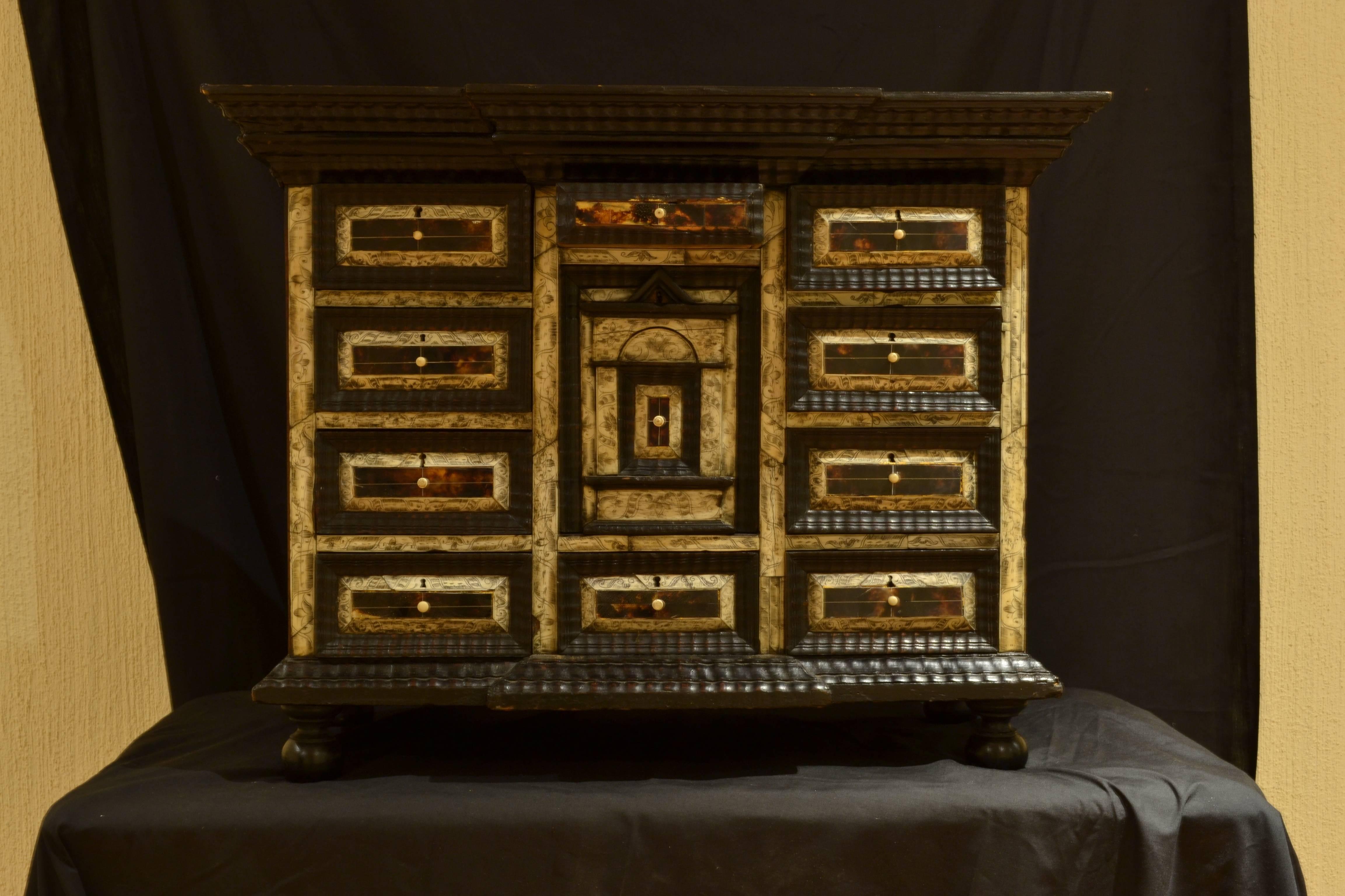 Mexican cabinet. Made of tortoiseshell, pen-engraved and wood. Possible Oaxaca or Puebla, 17th century.