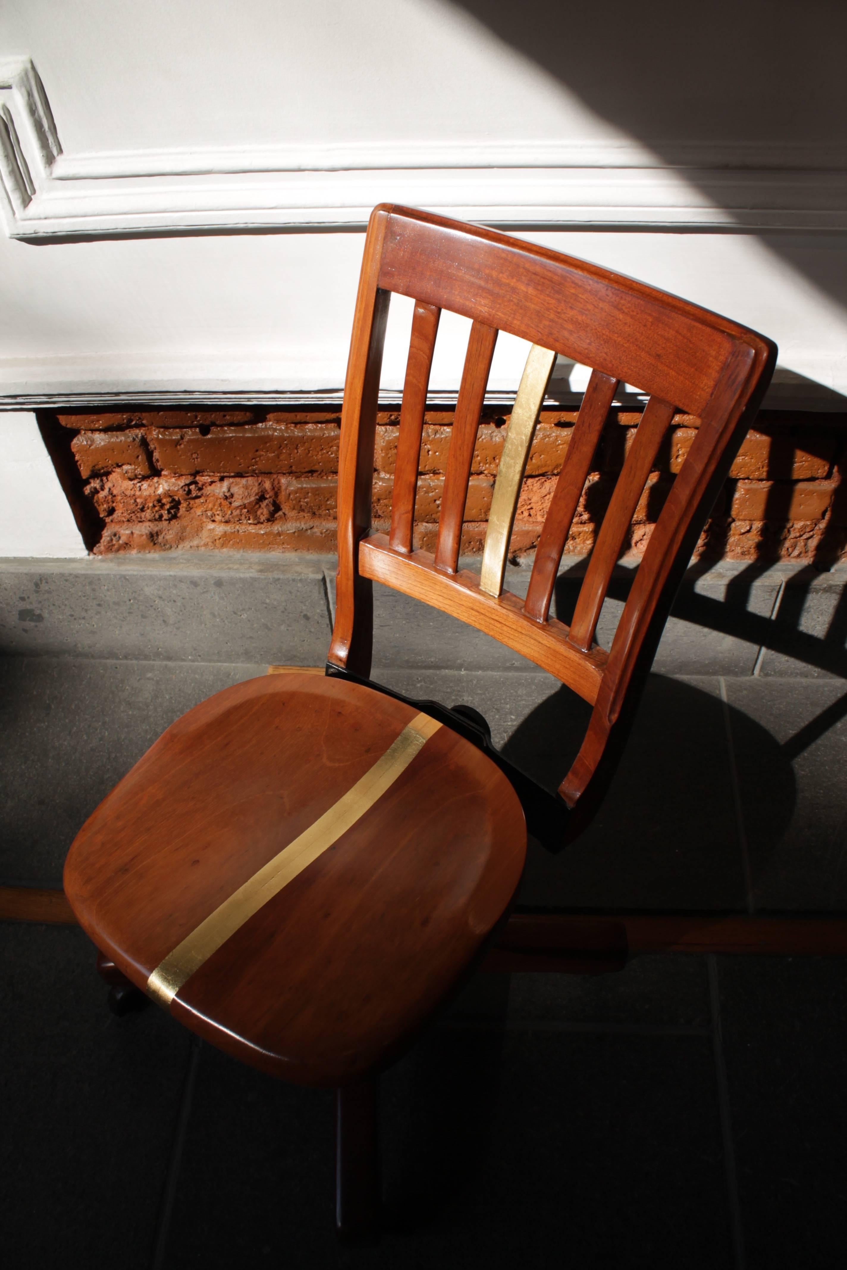 Chaise de bureau intervenue, circa 1940 en bois de cèdre rouge et verni, intervenue avec une bande de feuille d'or.