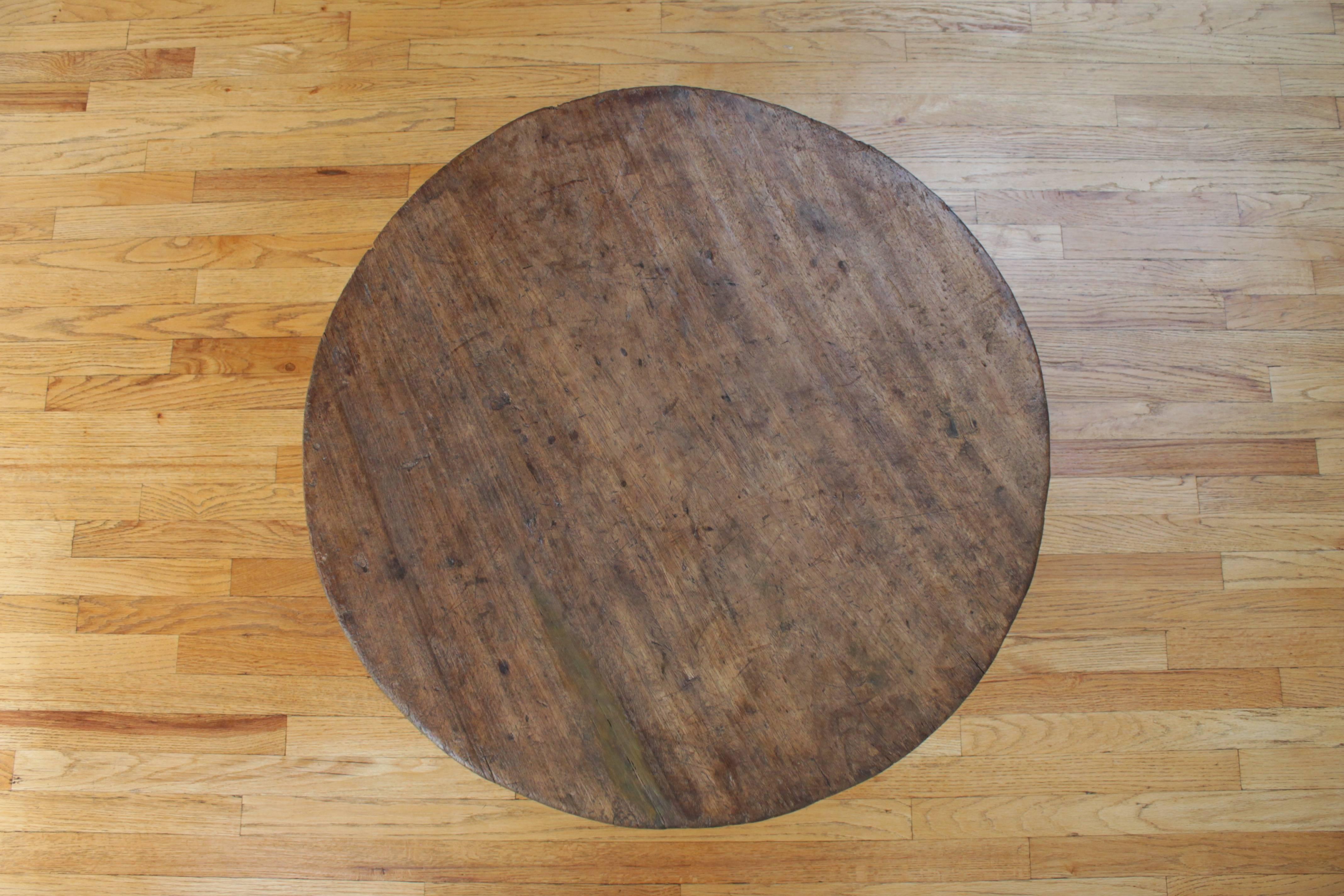 Intervened round center table, made of a one-piece a circular piece of mahogany wood from Oaxaca, 19th century top.
 