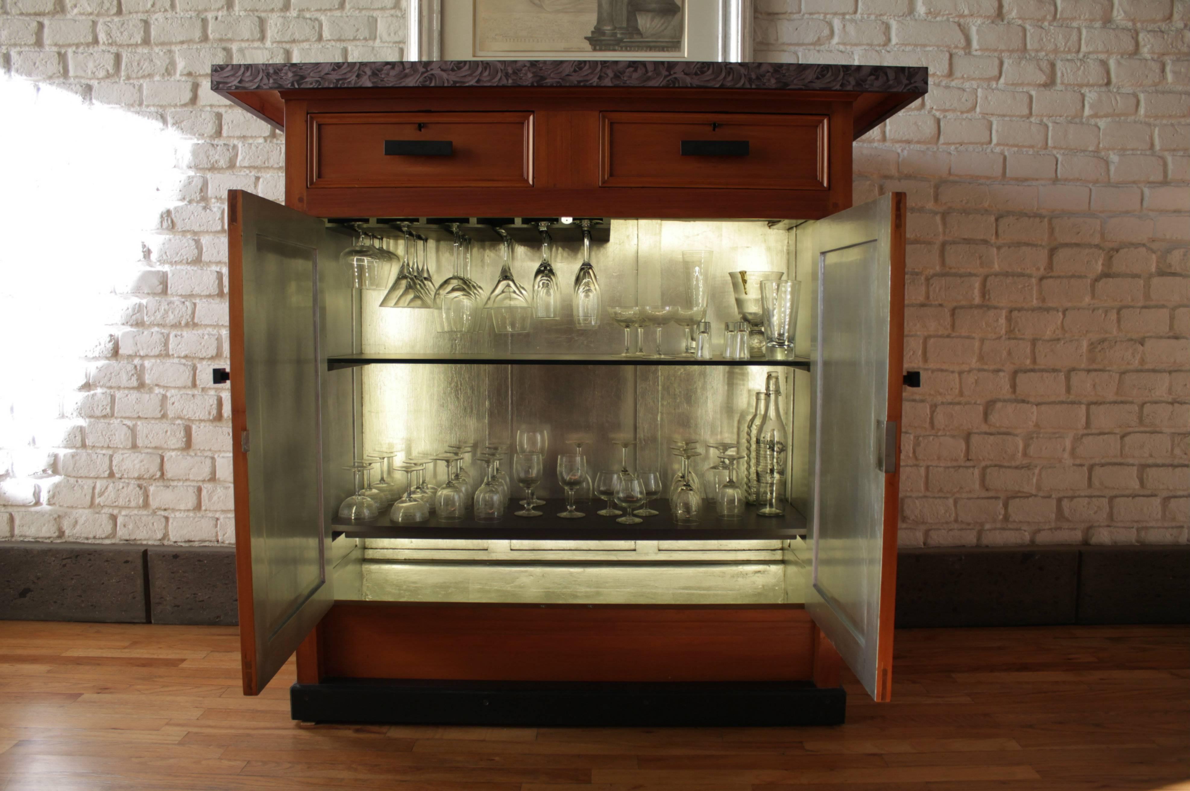 19th Century French Rose Bar with Interior Lighting and Silver Leaf Lining In Good Condition For Sale In Ciudad de Mexico, MX