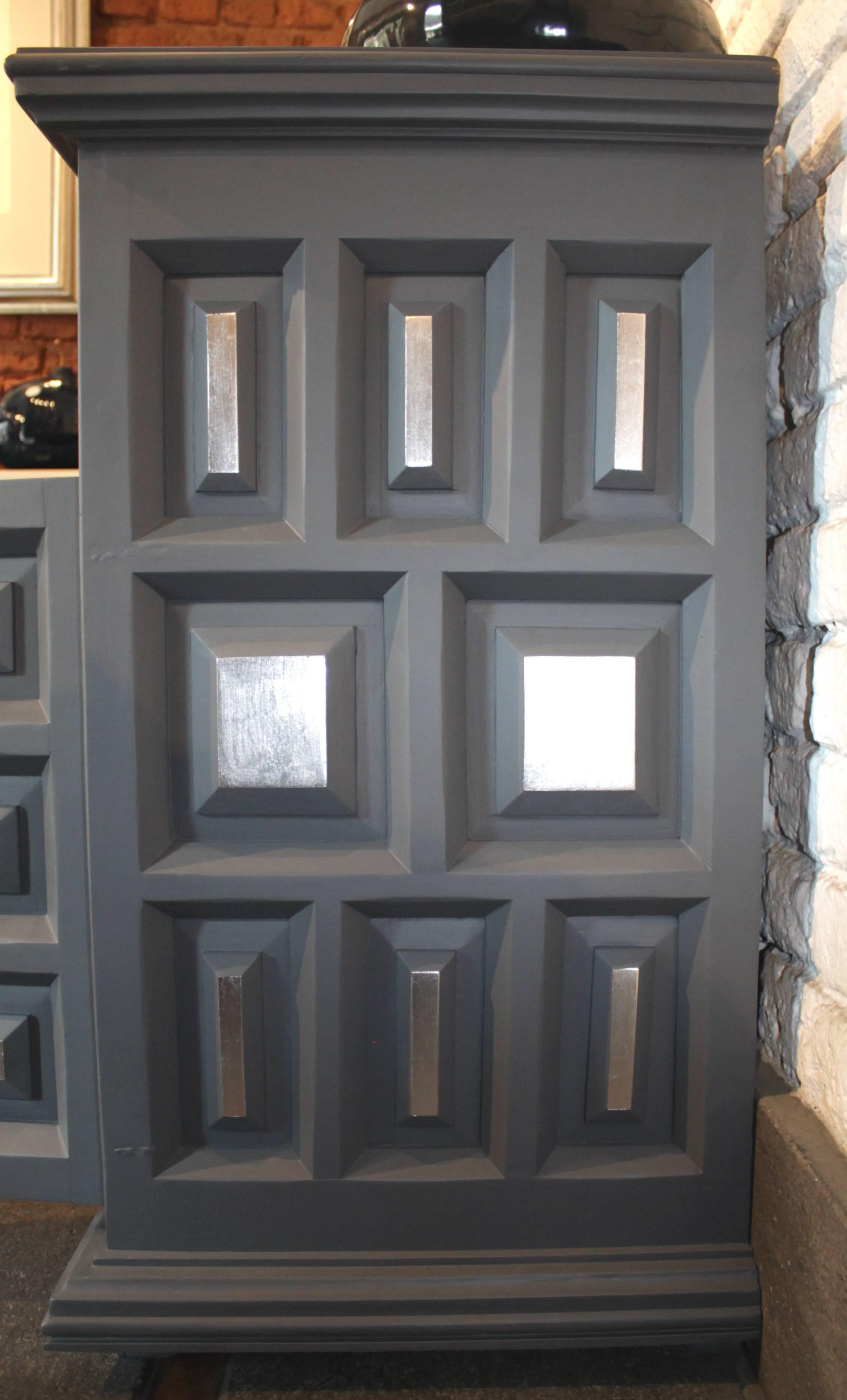 Messicano Credenza in legno di cedro grigio e argento in vendita
