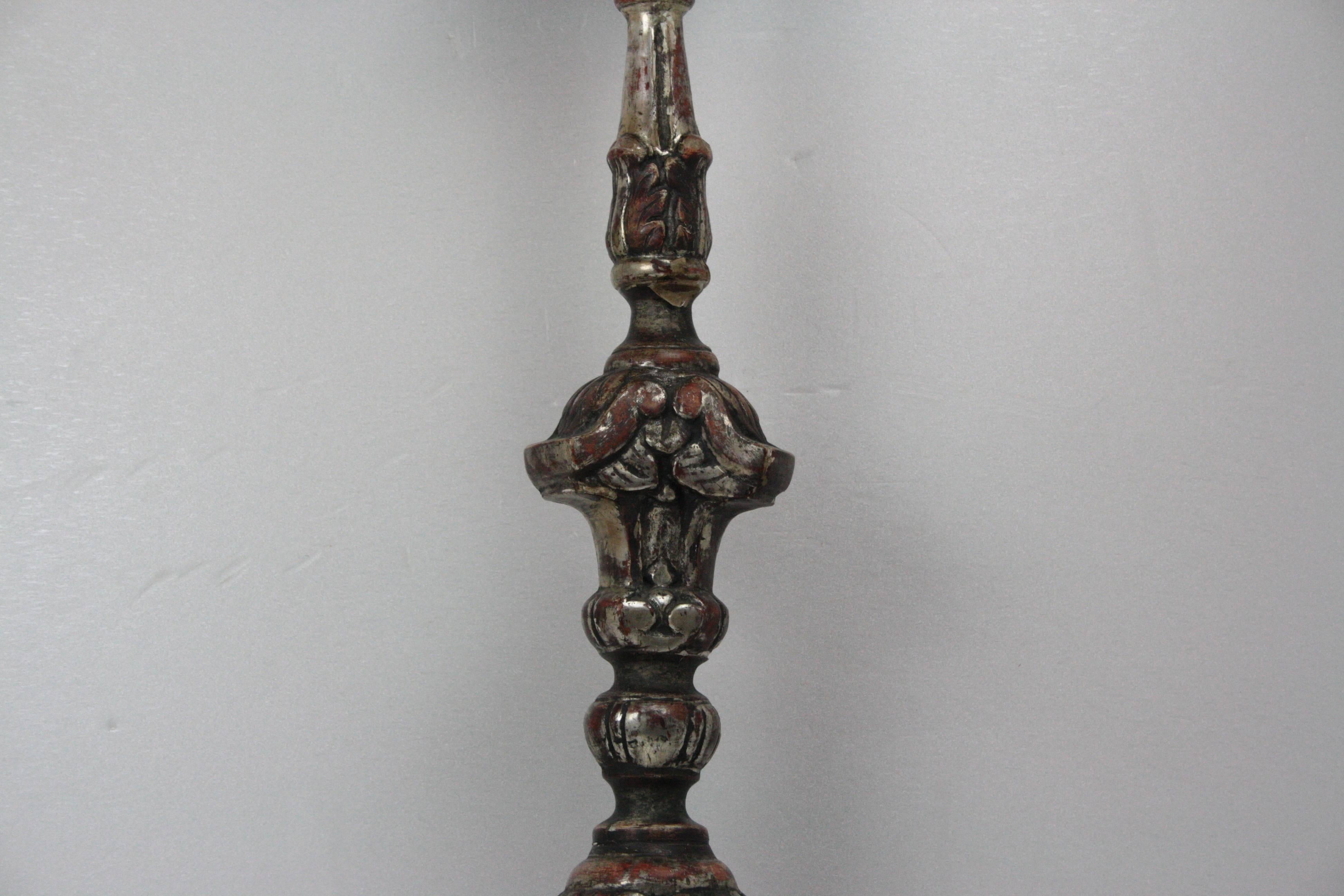 18th Century Silver Leaf Italian Wood Neoclassical Candlestick In Good Condition For Sale In Montecorvino Rovella, IT