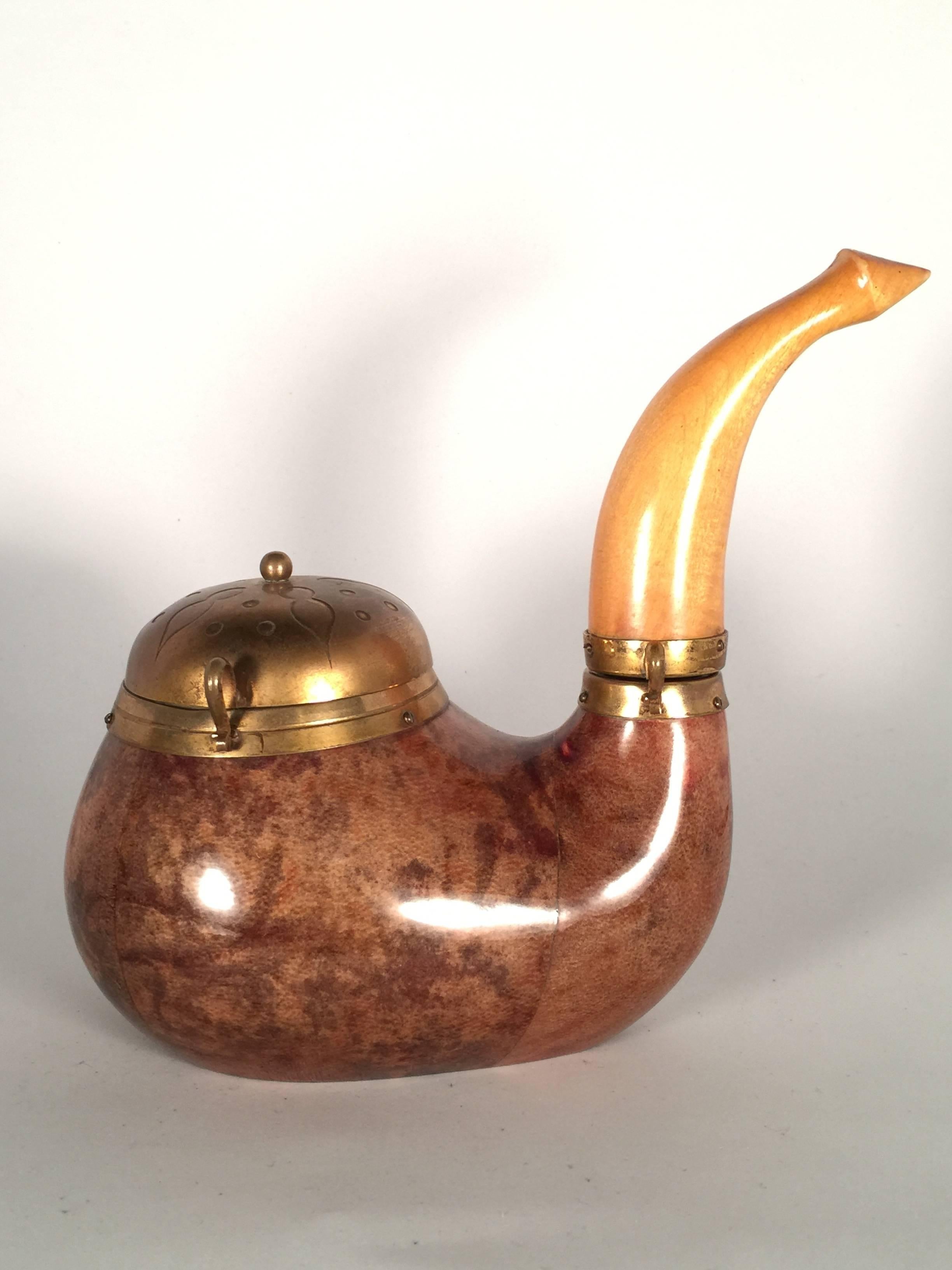 Vintage Aldo Tura tobacco brown lacquered goatskin and brass pipe with compartment for matches. 

1940s made in Italy.

This piece is in good vintage condition with porous grains on the brass details.

An amazing and seldom piece in this