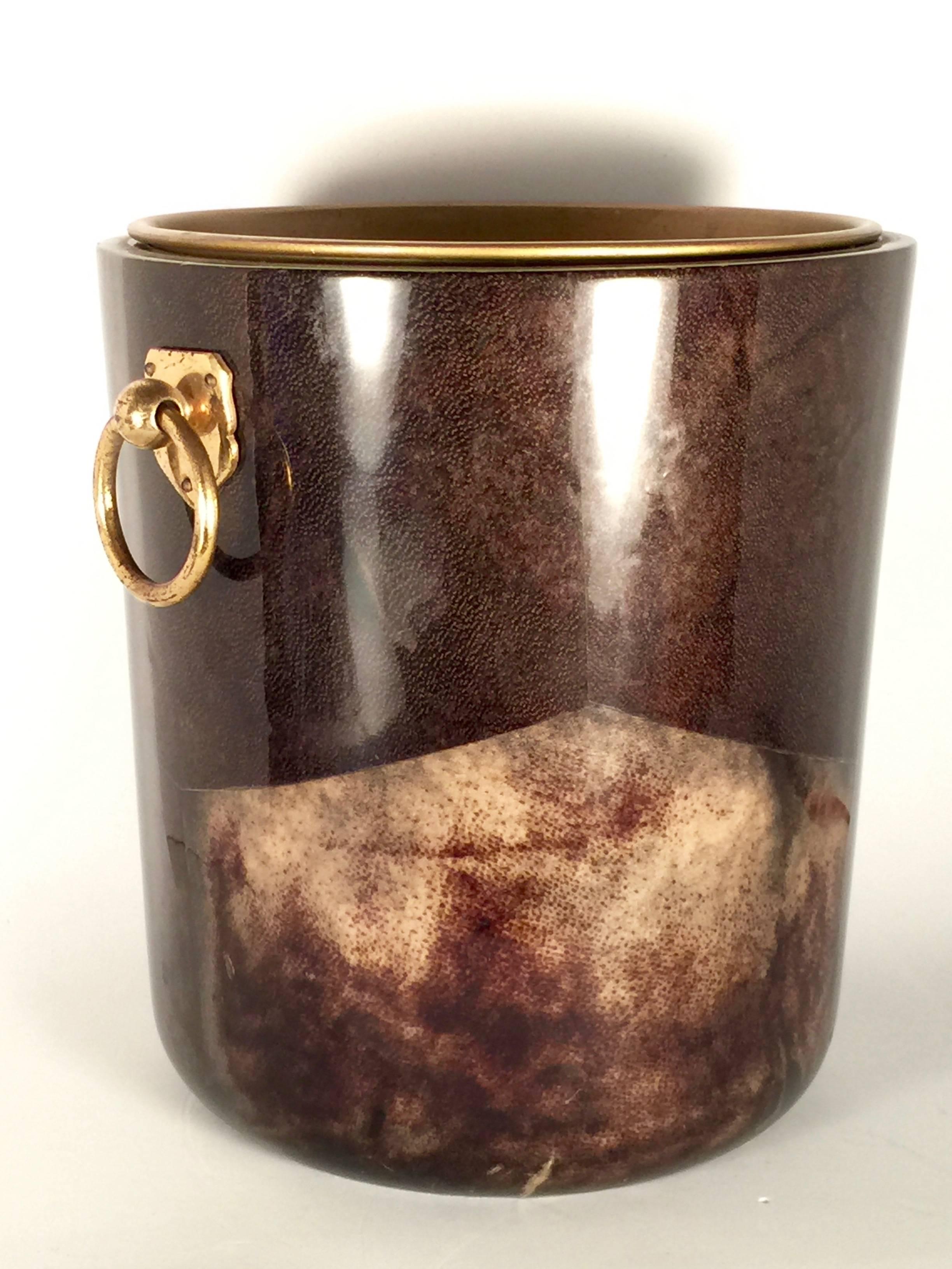 Vintage Aldo Tura tobacco brown lacquered goatskin and brass ice bucket
1940s made in Italy.

This piece is in good vintage condition with porous grains on the brass details.

An amazing and seldom piece in this condition.