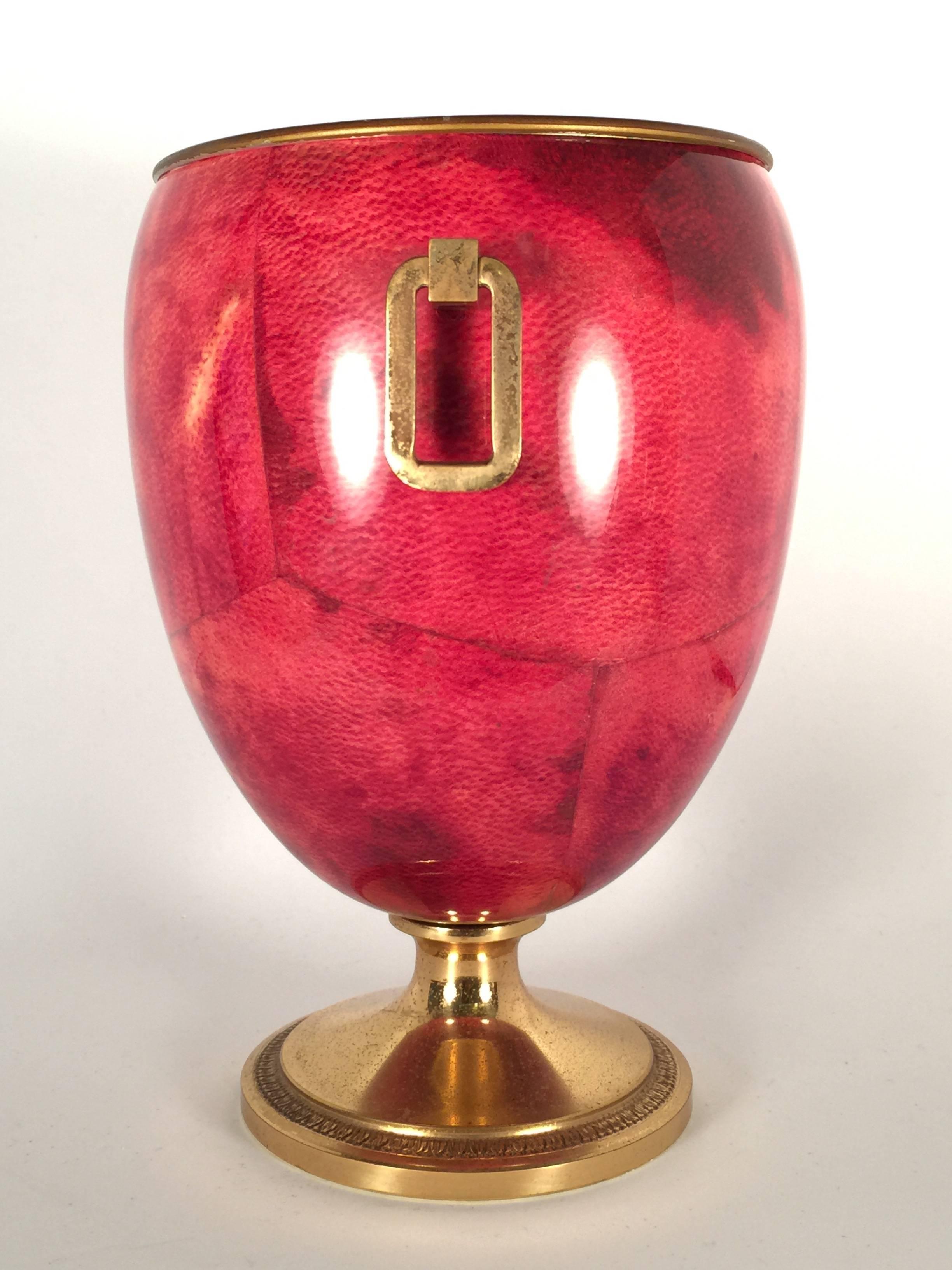 Vintage Aldo Tura ruby red lacquered goatskin and brass ice bucket.
1940s made in Italy.

This piece is in good vintage condition with porous grains on the brass details.

An amazing and seldom piece in this condition.