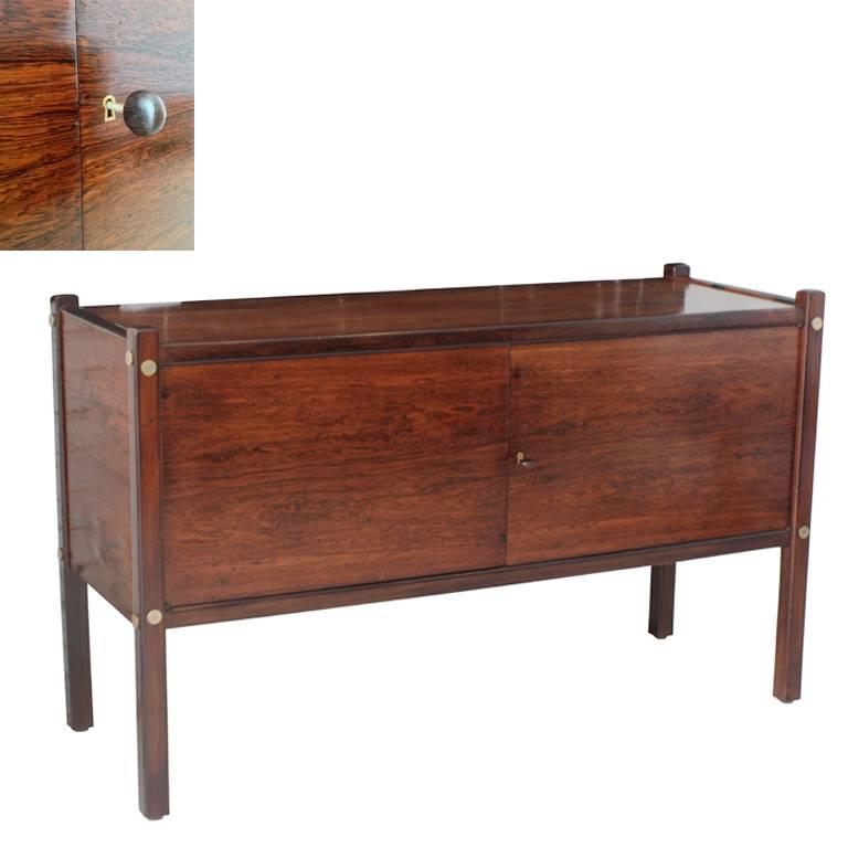 Brazilian midcentury
Luciana credenza in jacaranda by Sergio Rodrigues for OCA, 1959-1965.