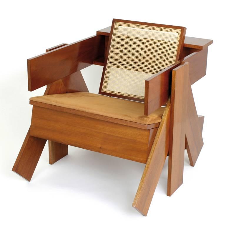Design/One Contemporary brésilien de Rodrigo Almeida Chaise Construtivista en mahog brésilien, 2014
Edition limitée à 2 exemplaires

La chaise Construtivista, dont les versions sont en palissandre brésilien et en acajou, associée à des dossiers en
