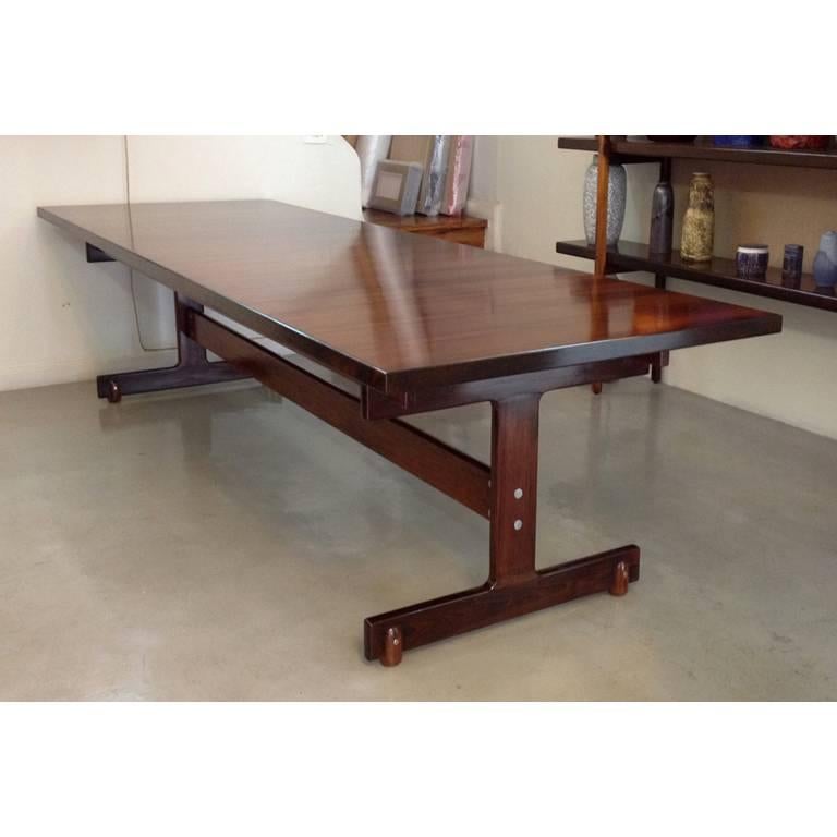 Brazilian midcentury dining table in jacaranda by Sergio Rodrigues for Oca, 1960

Rodrigues prefers to use massive wood; -plywood only when absolutely indispensable.- Whereas Joaquim Tenreiro made very thin structures using wood, Sergio prefers