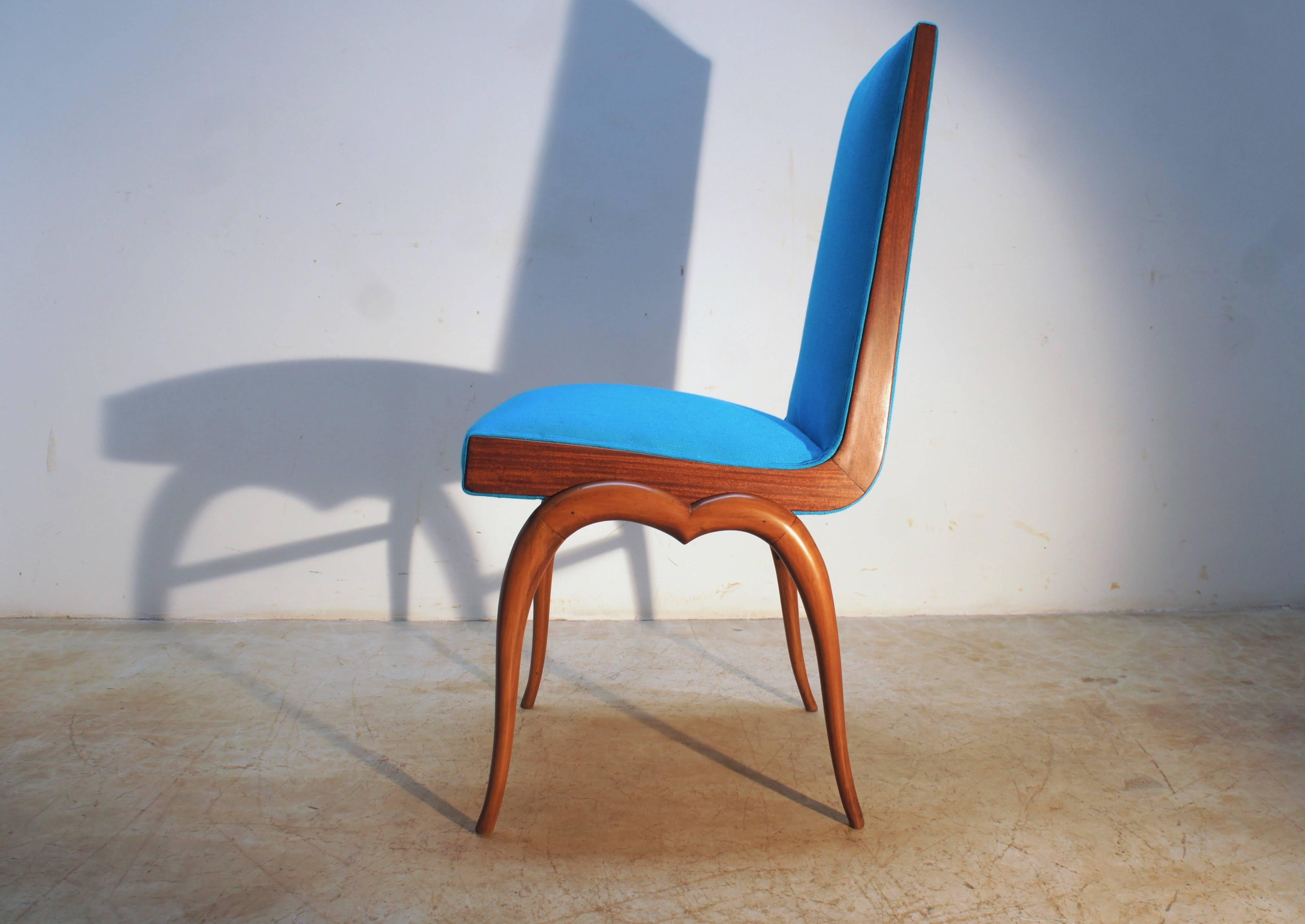 Ensemble de huit chaises bleues Giuseppe Scapinelli en bois de caviuna doré. Ces chaises ont été conçues et produites en très petite quantité au milieu des années 1950 par l'architecte et designer brésilien d'origine italienne Giuseppe Scapinelli.