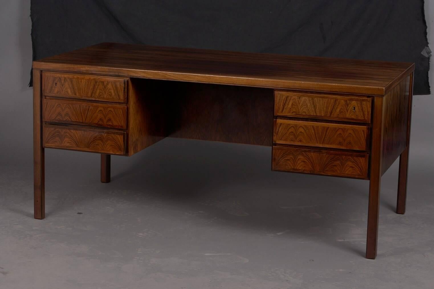 Rosewood model 77 desk by Gunni Omann for Omann Jun Møbelfabrik.
