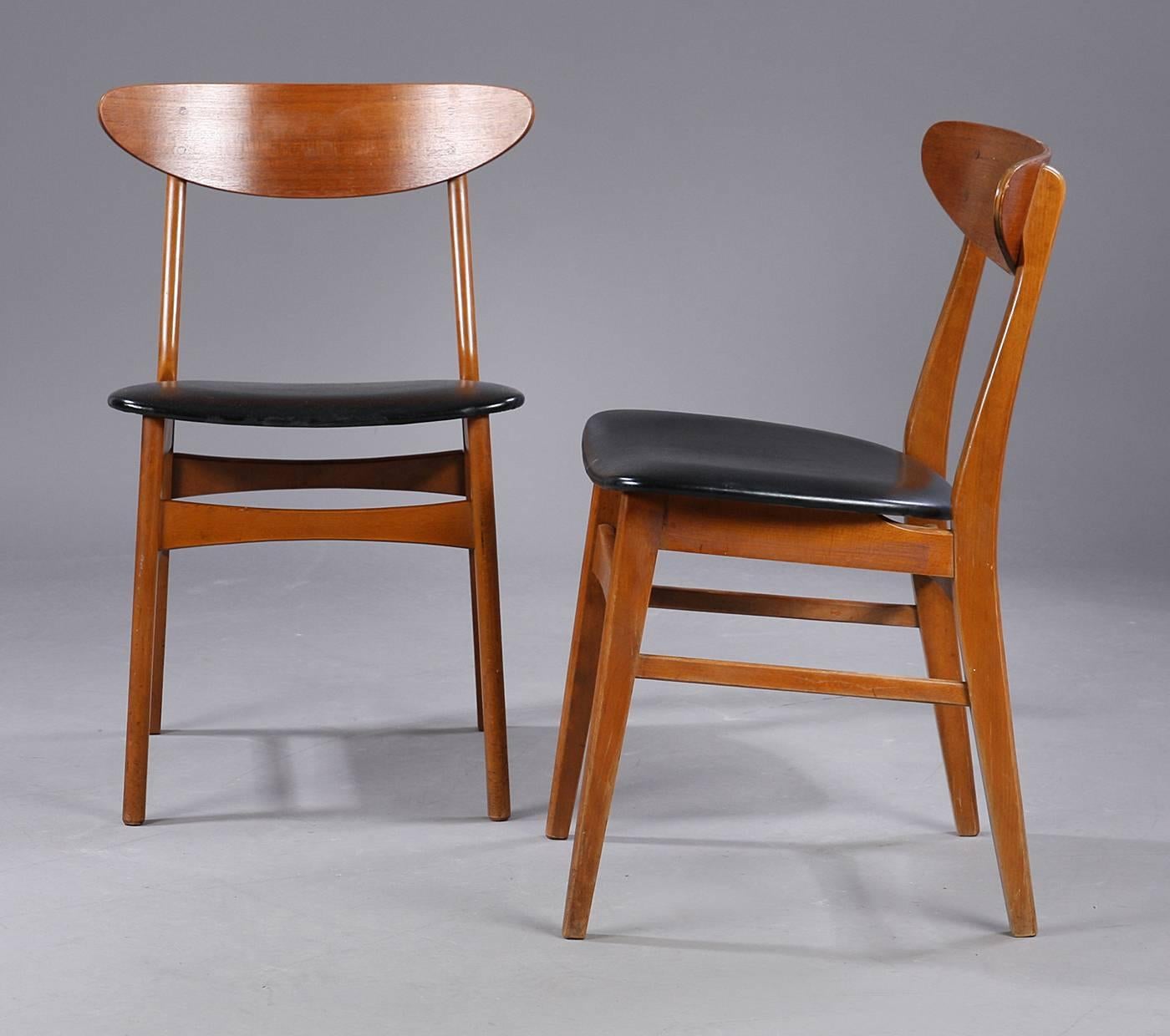 Set of four Teak Danish Modern dining chairs by Farstrup Møbelfabrik. With a shaped back, fine teak, solid wood beechwood seats covered with black leather.