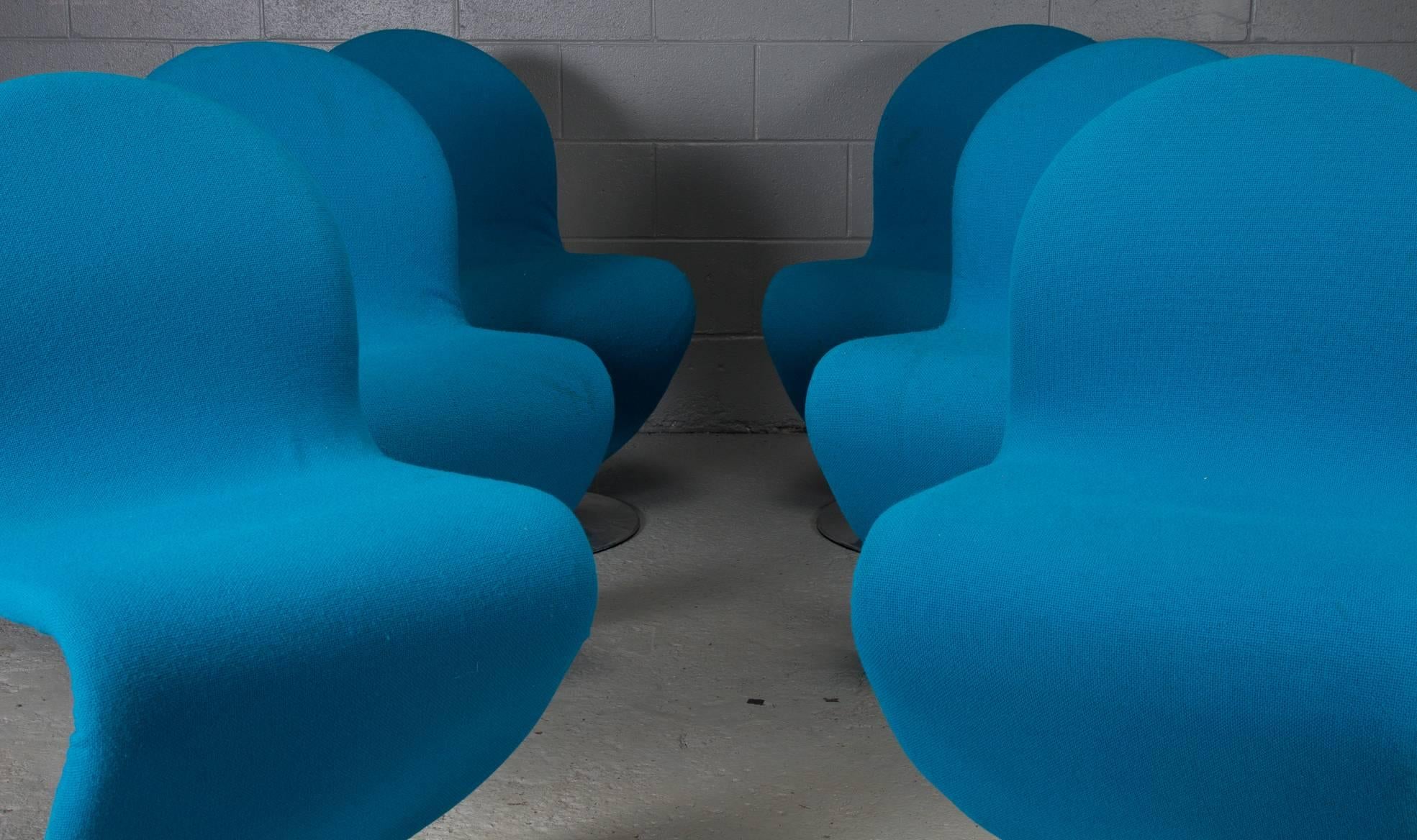 Diese markanten Stühle wurden in den 1950er Jahren von Verner Panton für Fritz Hansen in Dänemark entworfen. Die 1-2-3 Stühle sind mit einem hellblauen Stoff bezogen und werden als Sechser-Set verkauft.