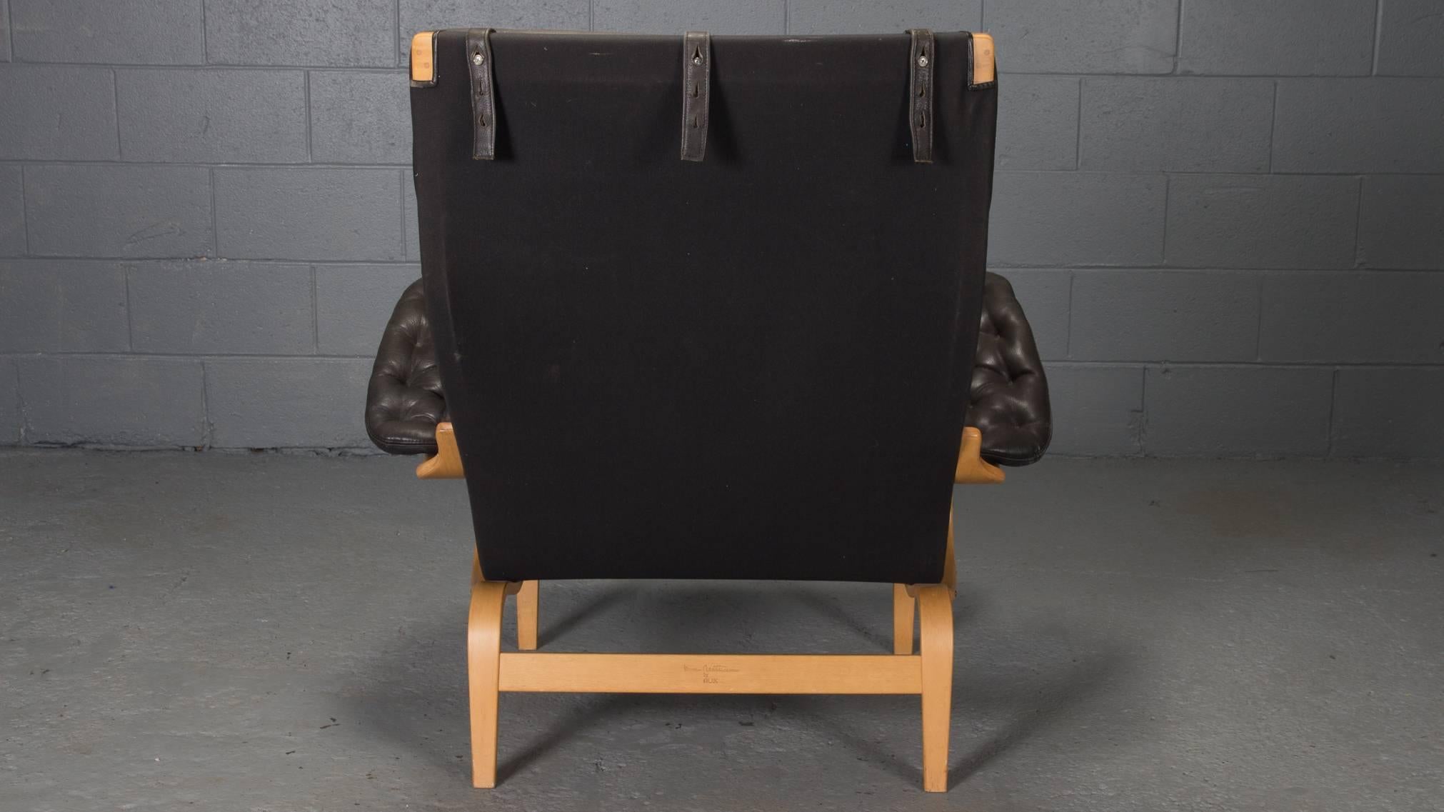Pernilla Lounge Chair in Beech and Black Leather by Bruno Mathsson for DUX In Excellent Condition In Belmont, MA