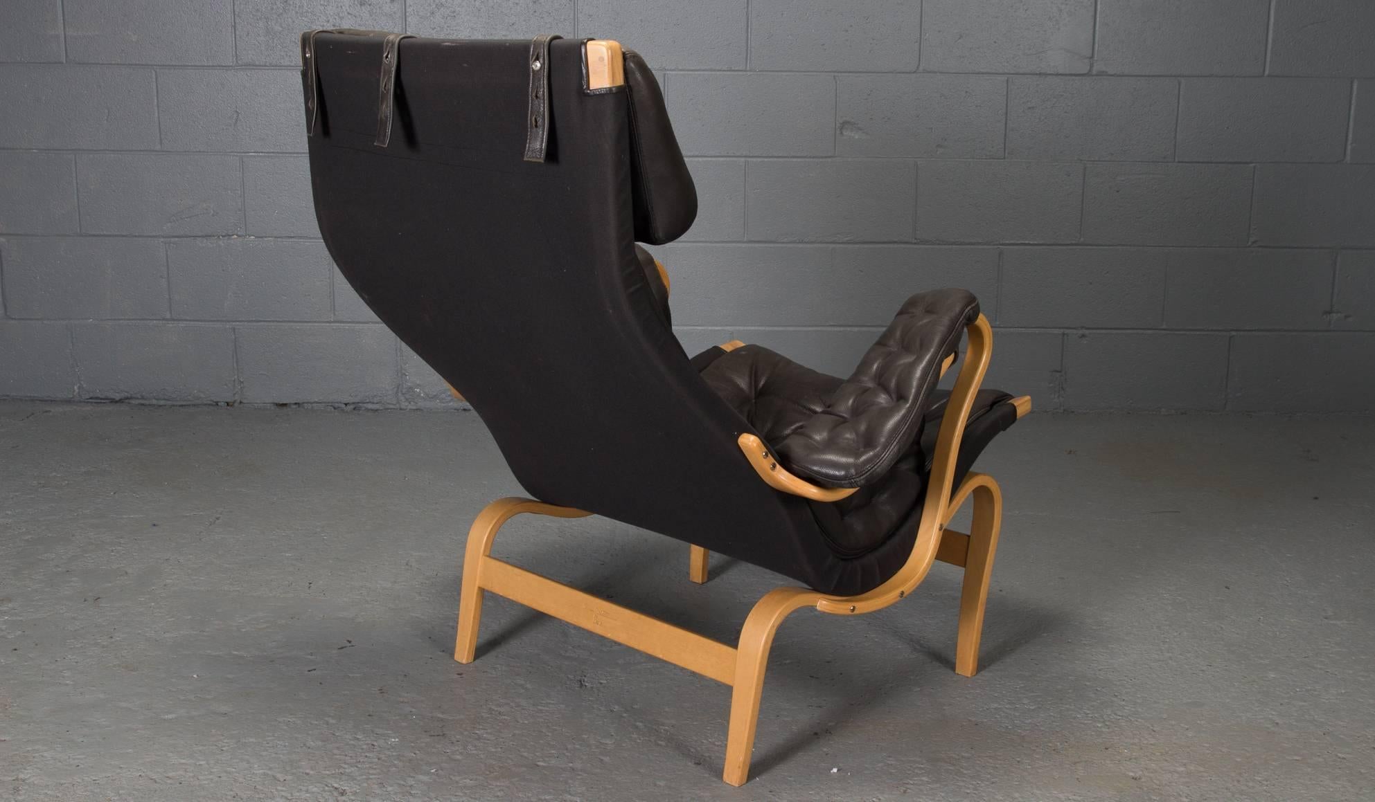 Swedish Pernilla Lounge Chair in Beech and Black Leather by Bruno Mathsson for DUX