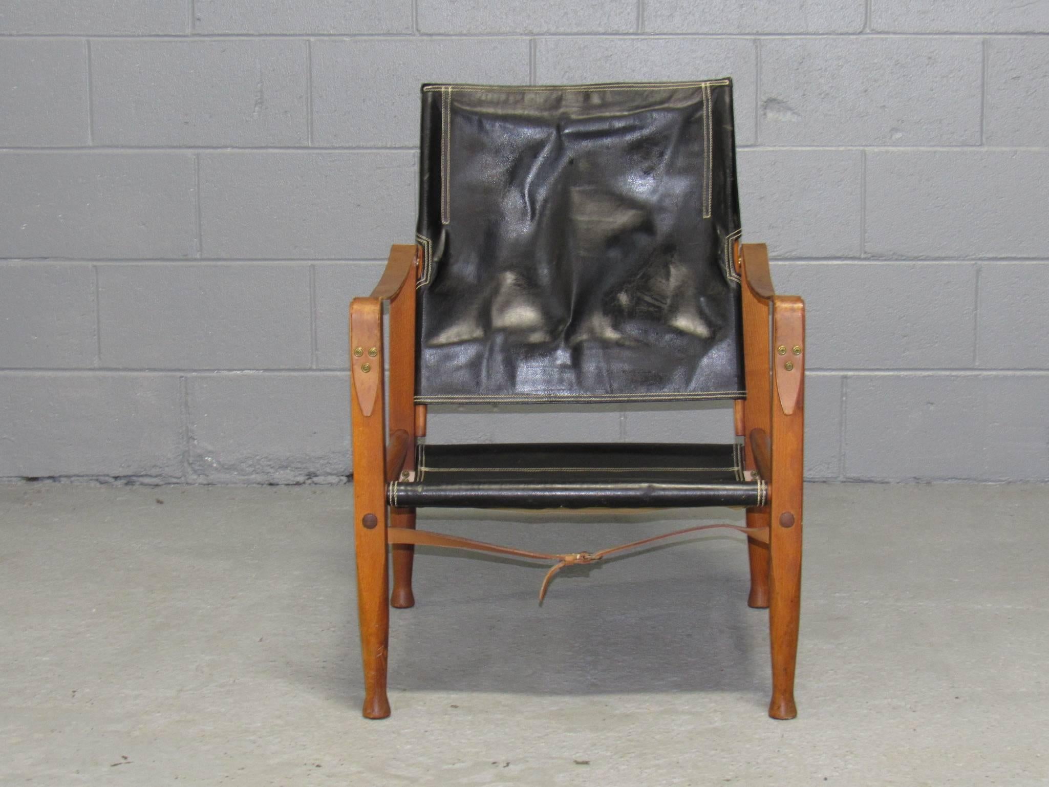 L'architecte et designer de meubles danois Kaare Klint a conçu cette chaise safari pour le fabricant Rud Rasmussen.
 
