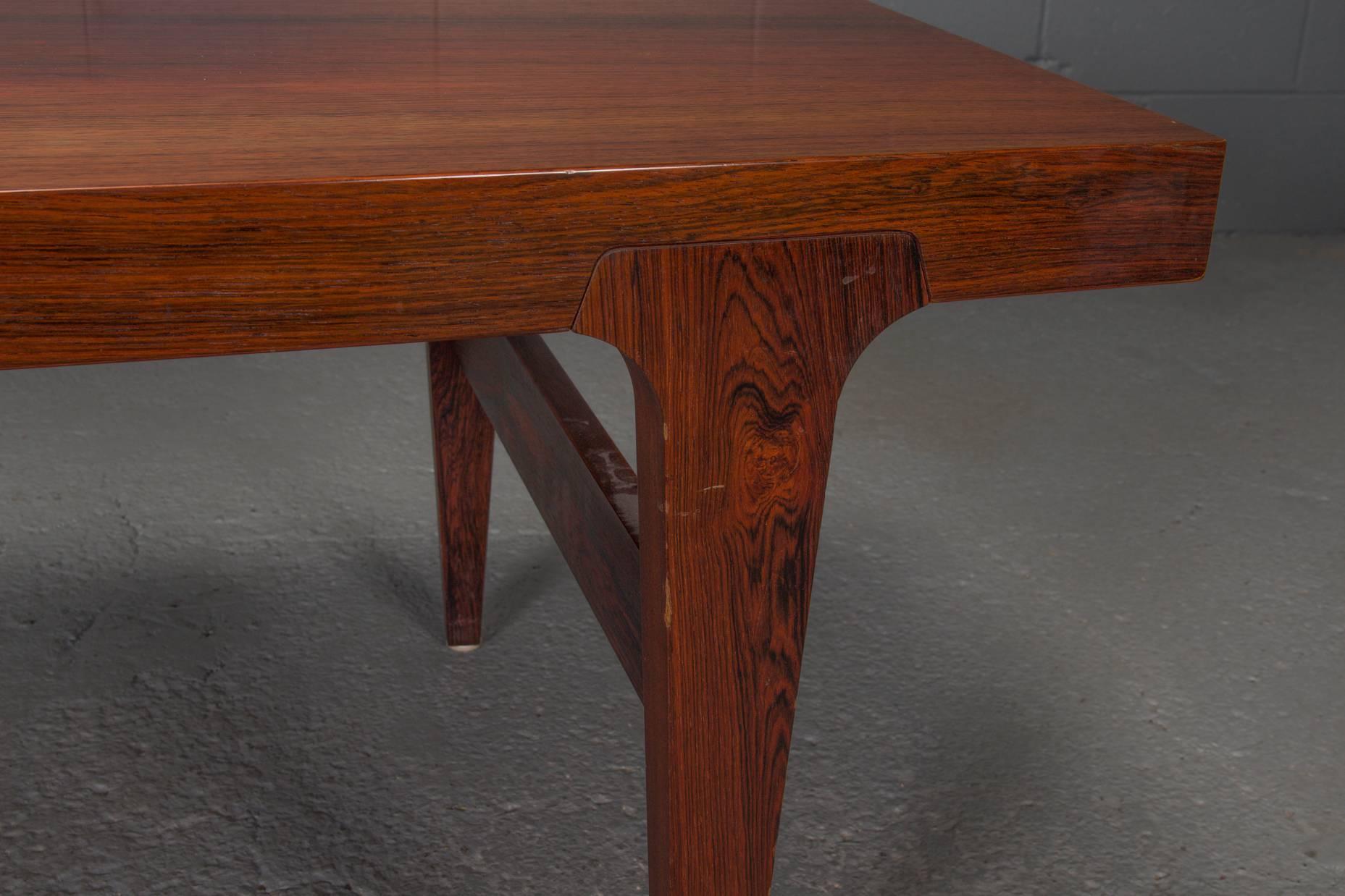 Mid-Century Danish Modern Rosewood Coffee Table For Sale 1