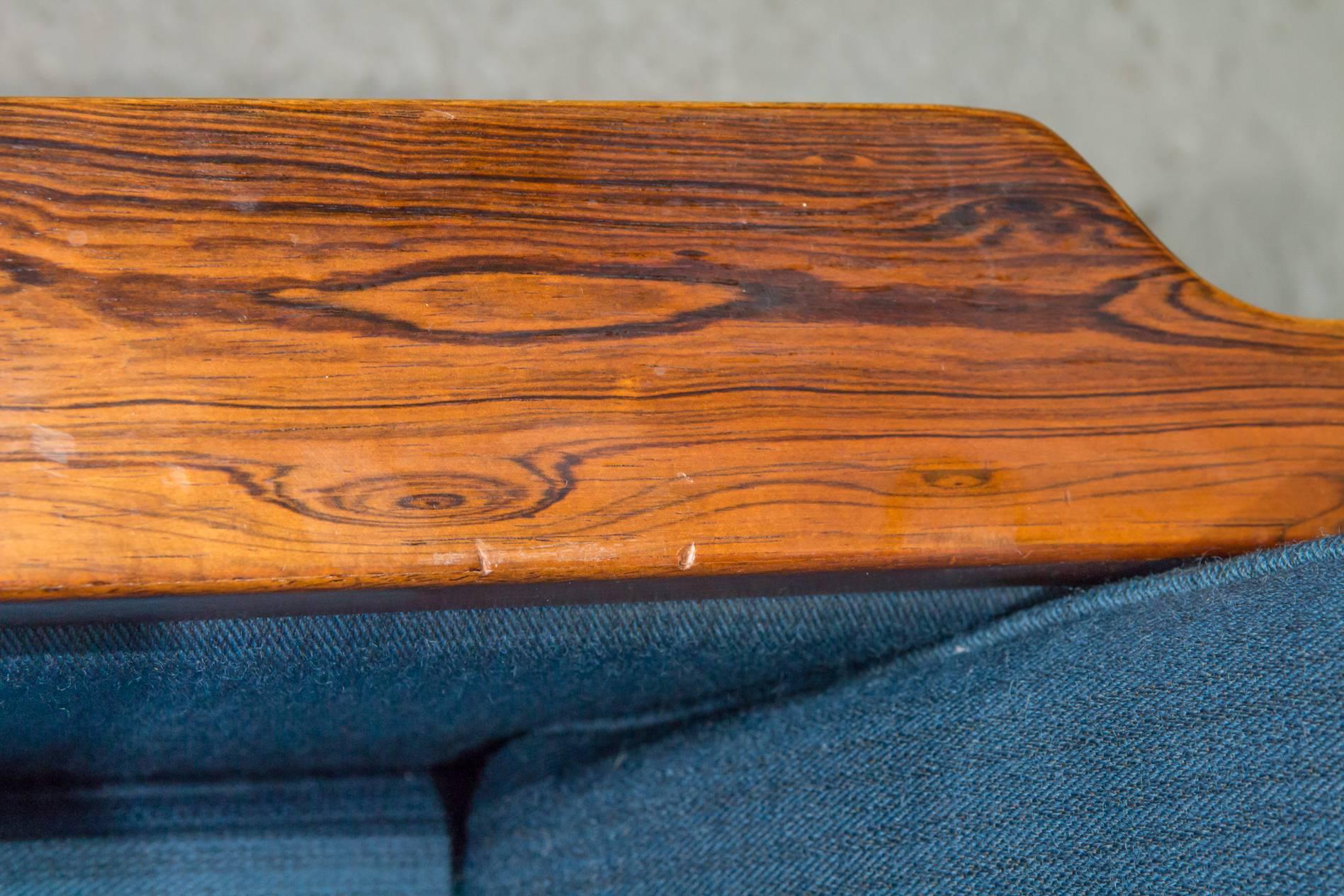 Canapé danois moderne en bois de rose avec tissu bleu Bon état - En vente à Belmont, MA