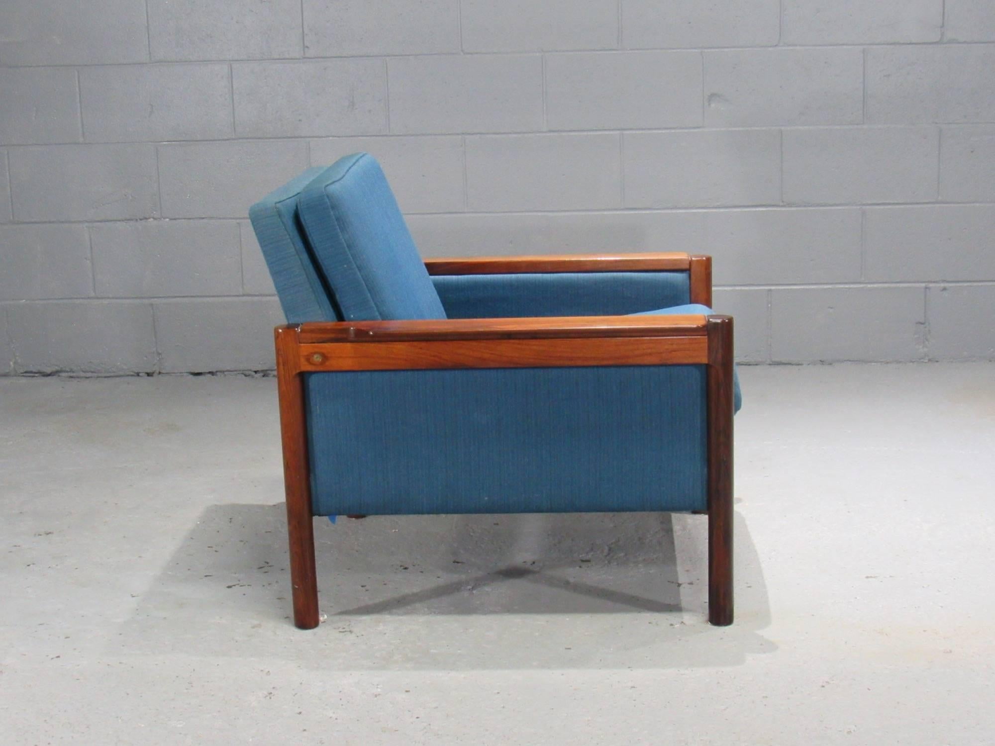 Dänischer Sessel aus Palisanderholz und blauem Stoff. Passend dazu sind auch ein Sofa und eine Couch erhältlich.