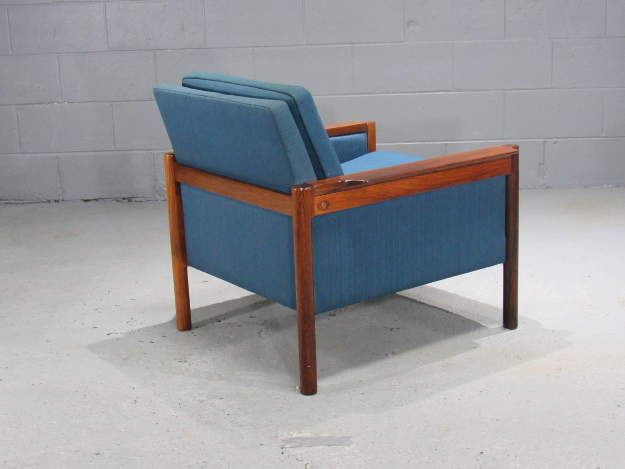 Dänischer Sessel aus Palisanderholz mit blauem Textil (Moderne der Mitte des Jahrhunderts) im Angebot