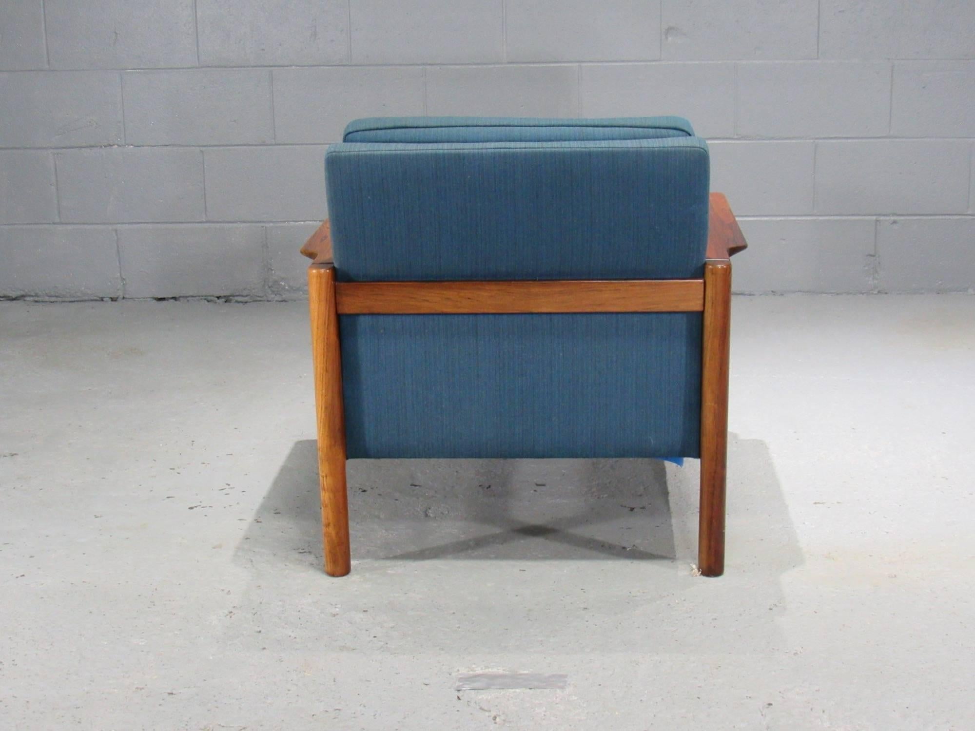 Dänischer Sessel aus Palisanderholz mit blauem Textil im Zustand „Gut“ im Angebot in Belmont, MA
