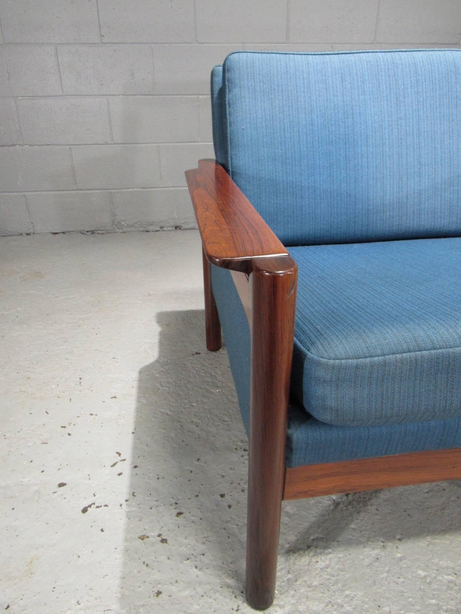 Dänischer Sessel aus Palisanderholz mit blauem Textil (20. Jahrhundert) im Angebot