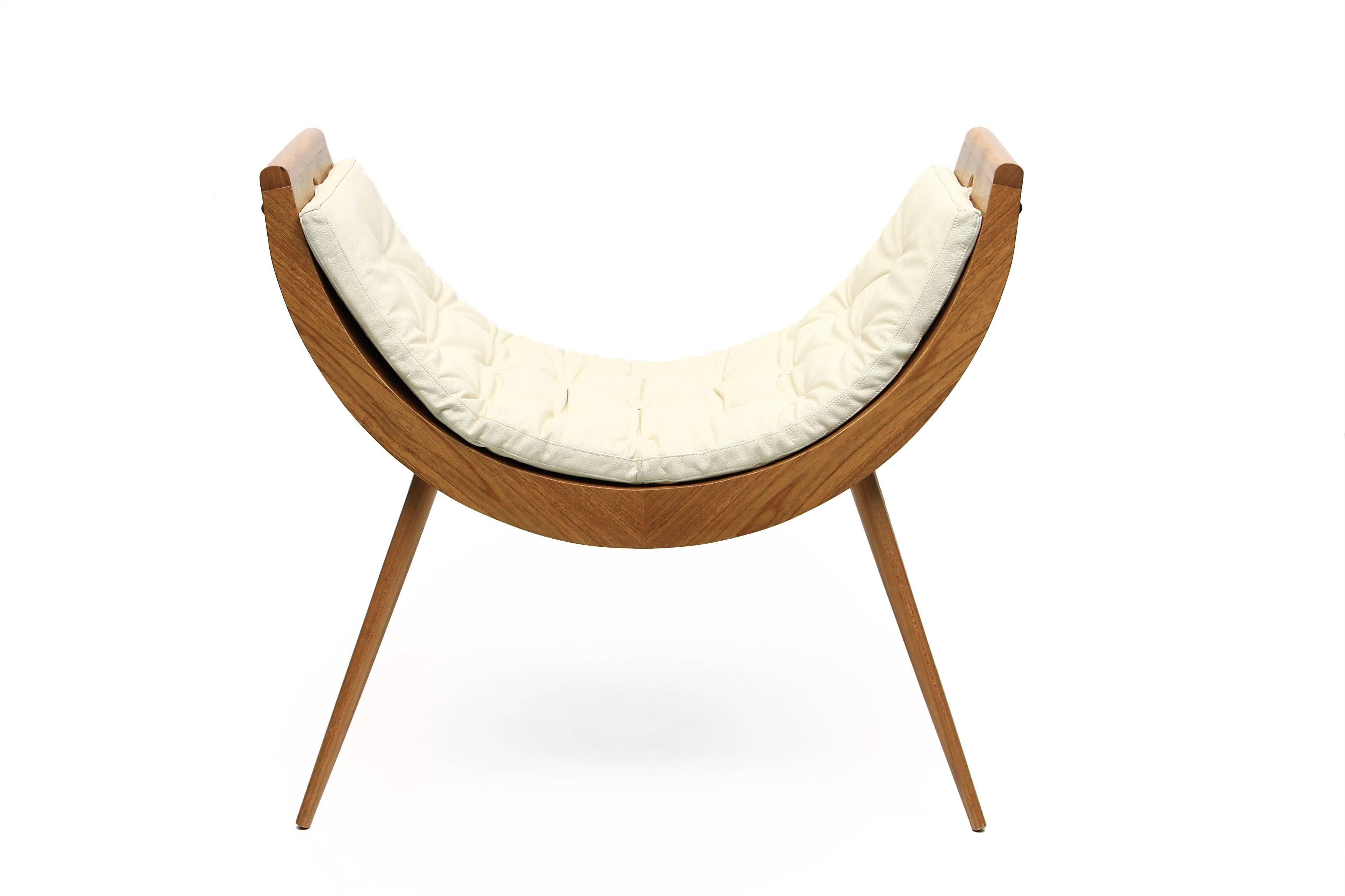 Rita Baiana Armchair/Daybed in the Brazilian Modern Design Style in Freijó Wood

The Rita Baiana armchair or daybed is a real modern brazilian design to its very core. As did the masters from this era, this piece plays around with a provocation