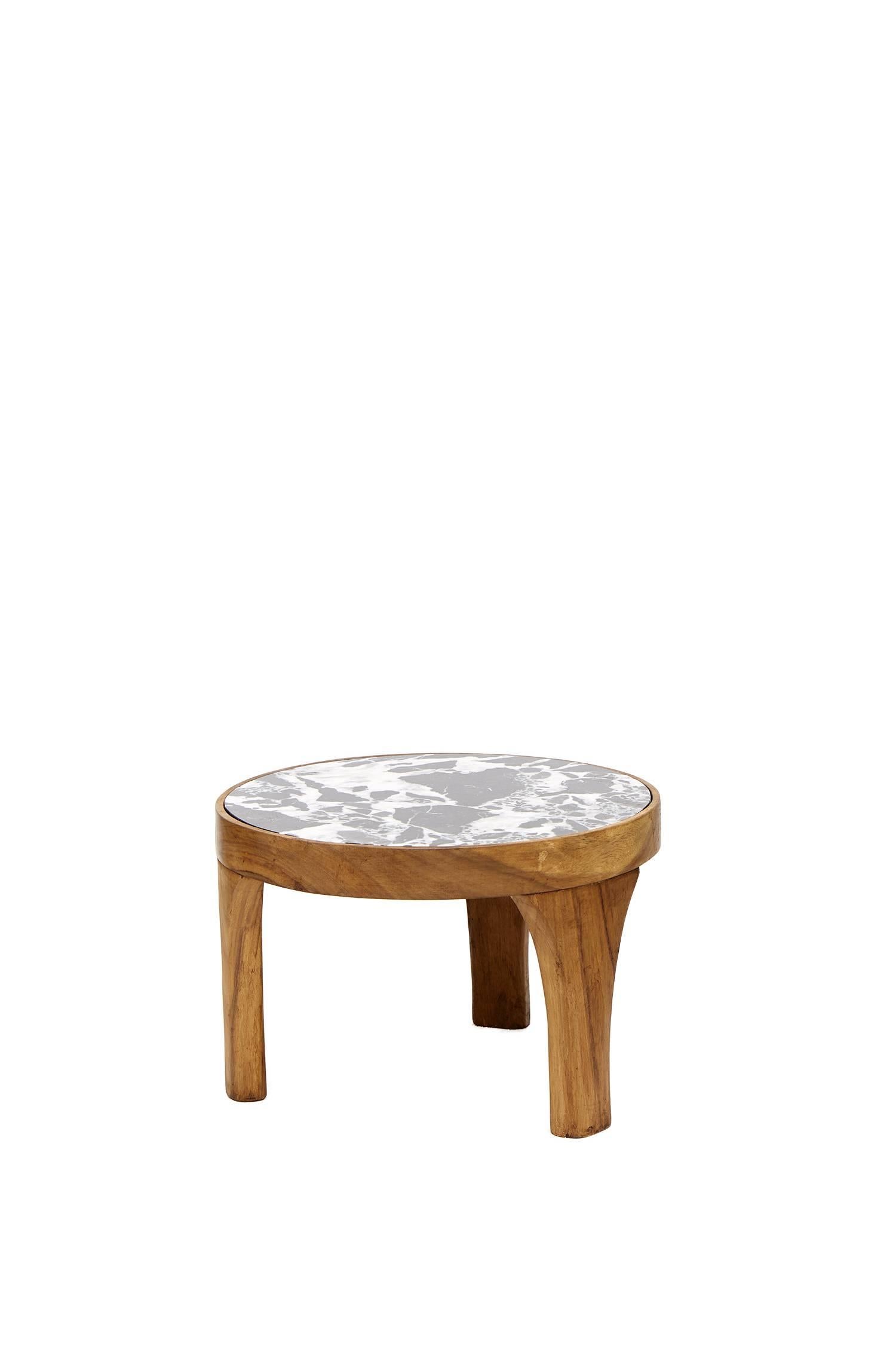 Dieses Set aus zwei handgefertigten Marcelino-Mitteltischen ist eine einzigartige Kreation von Leon Leon Design aus Mexiko-Stadt. Beide sind aus massivem tropischem Parota-Holz gefertigt und handgeschnitzt, der große mit einer Tischplatte aus