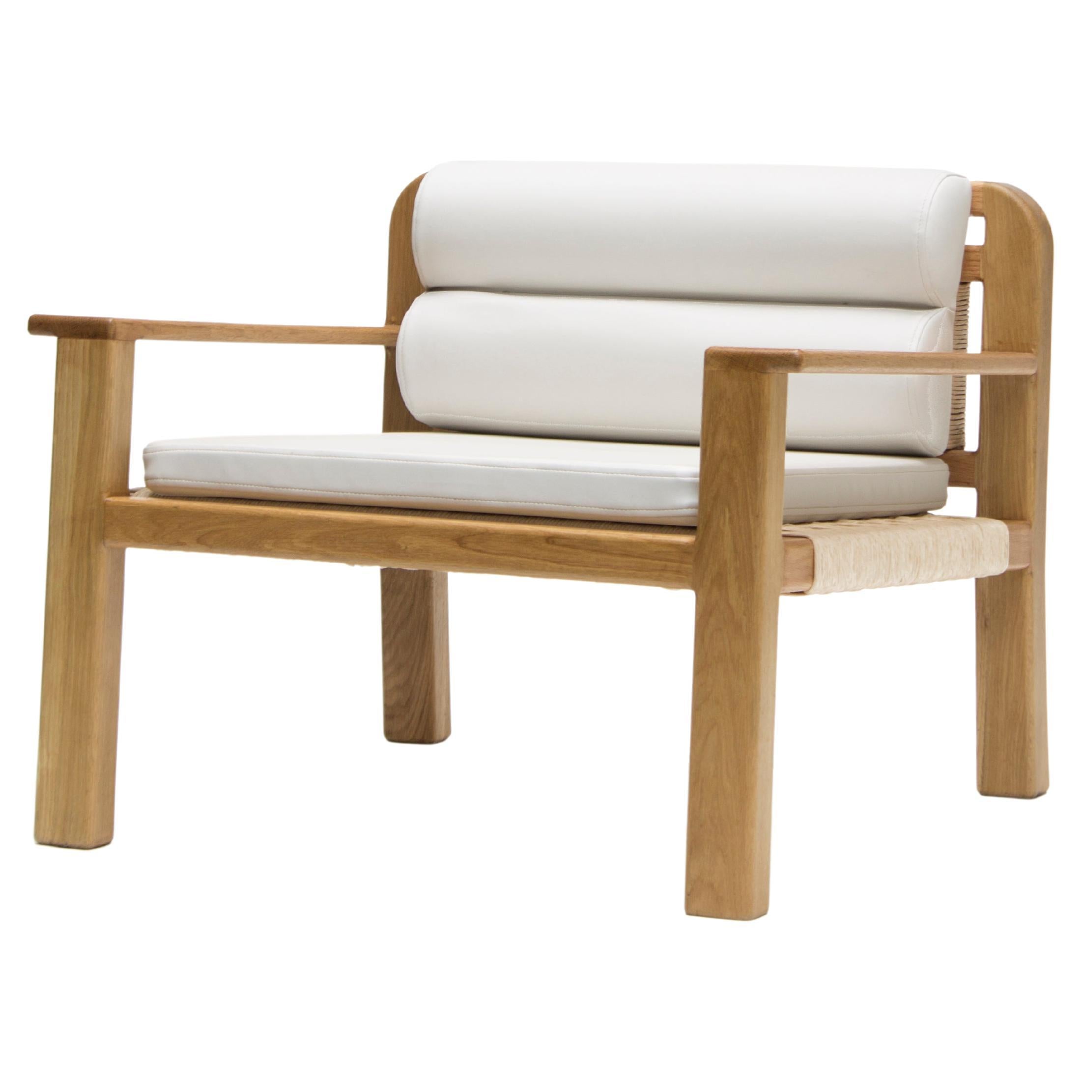 Handgeflochtener August Lounge Chair:: Massivholz Eiche und Papierkordel im Angebot