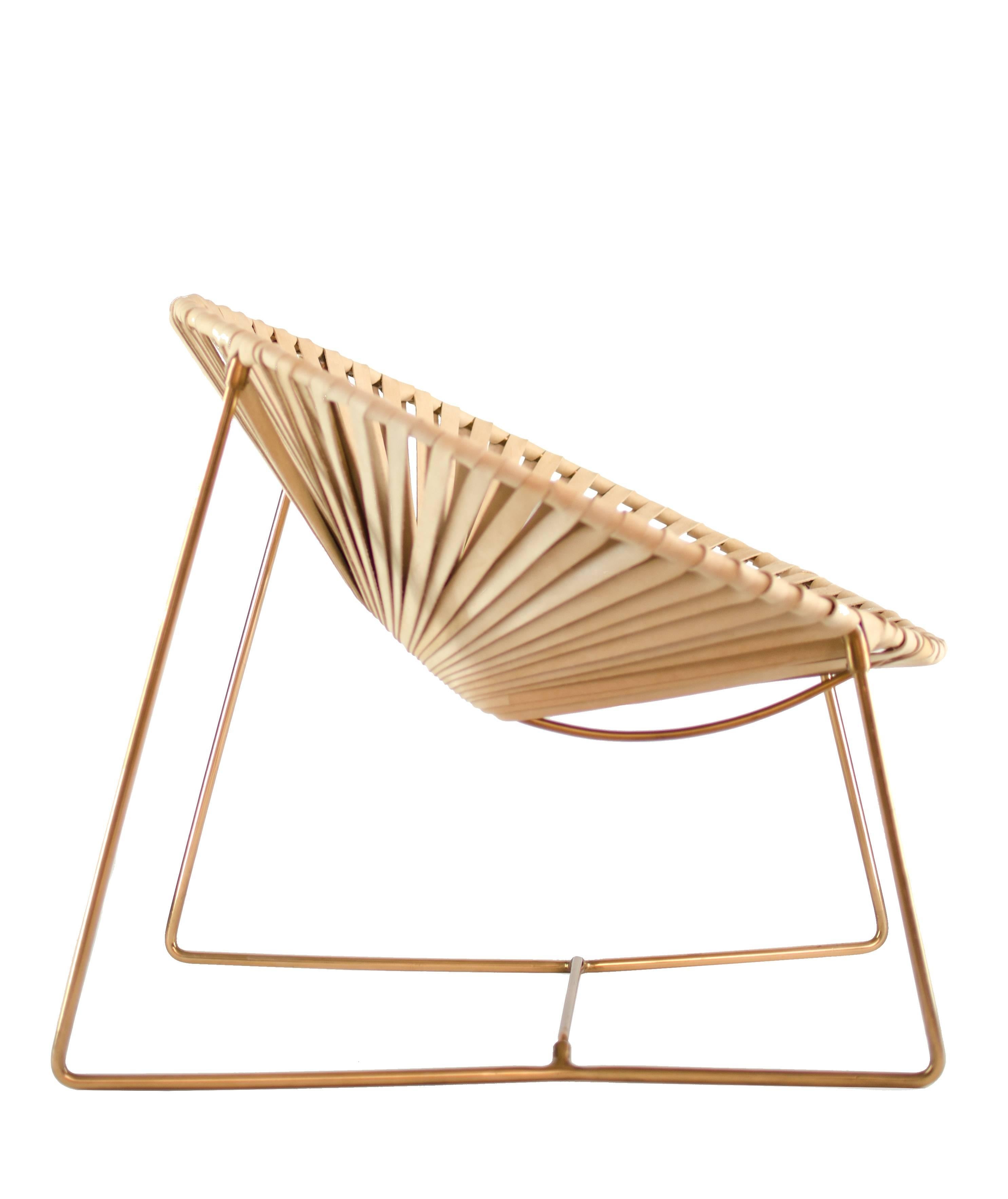 Dieser Stuhl ist eine einzigartige Kreation von Leon Leon Design aus Mexiko-Stadt, eine moderne Version des berühmten Acapulco-Stuhls mit einer breiteren und stärker geneigten Sitzfläche und neuen Materialien.
Er hat eine verkupferte Struktur, die