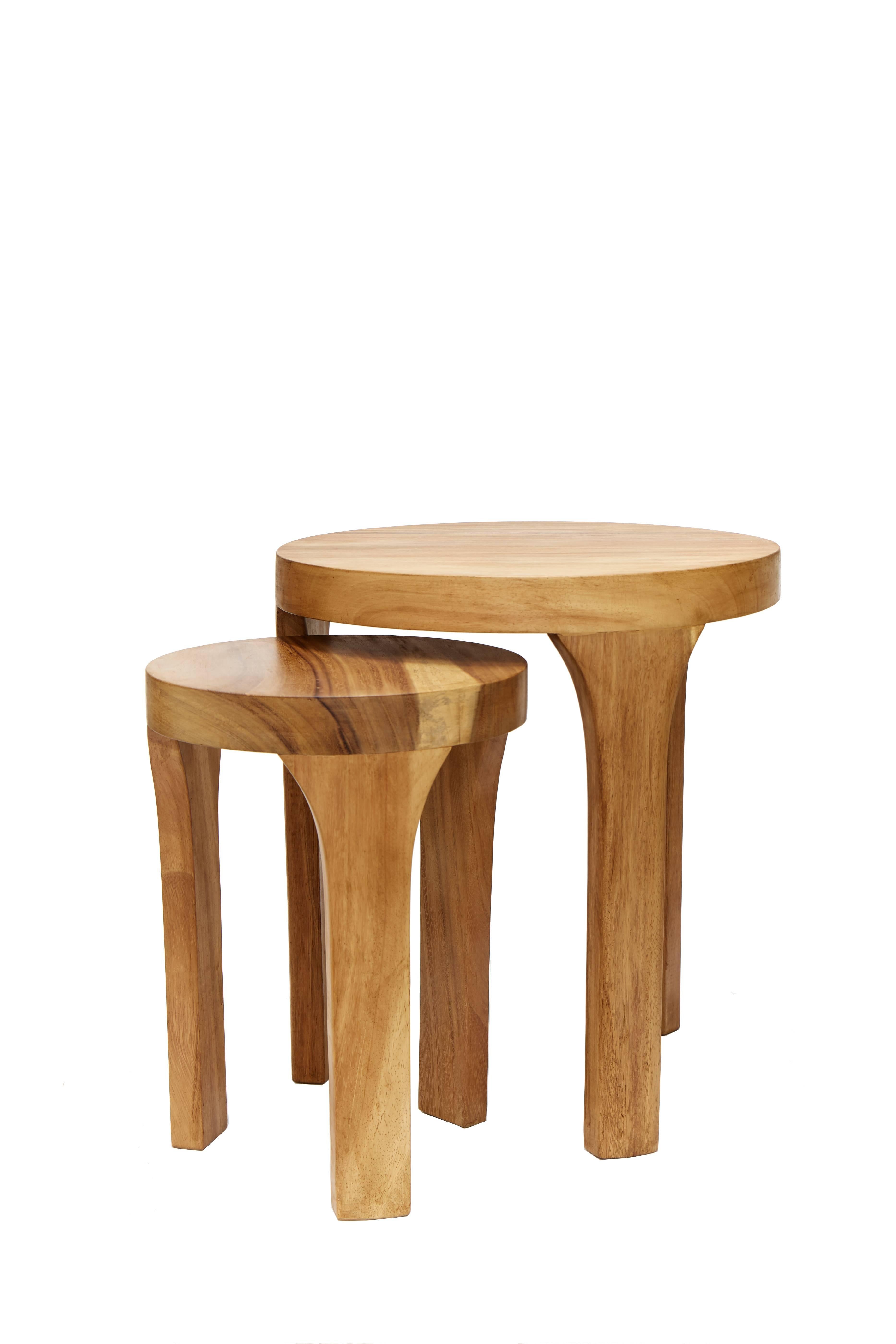 Cet ensemble de deux tables centrales Marcelo, fabriquées à la main, est une création unique de Leon Design de Mexico. Tous deux sont fabriqués en bois de parota tropical massif et sculptés à la main.

Dimensions :
Grande table : diamètre 50 cm /