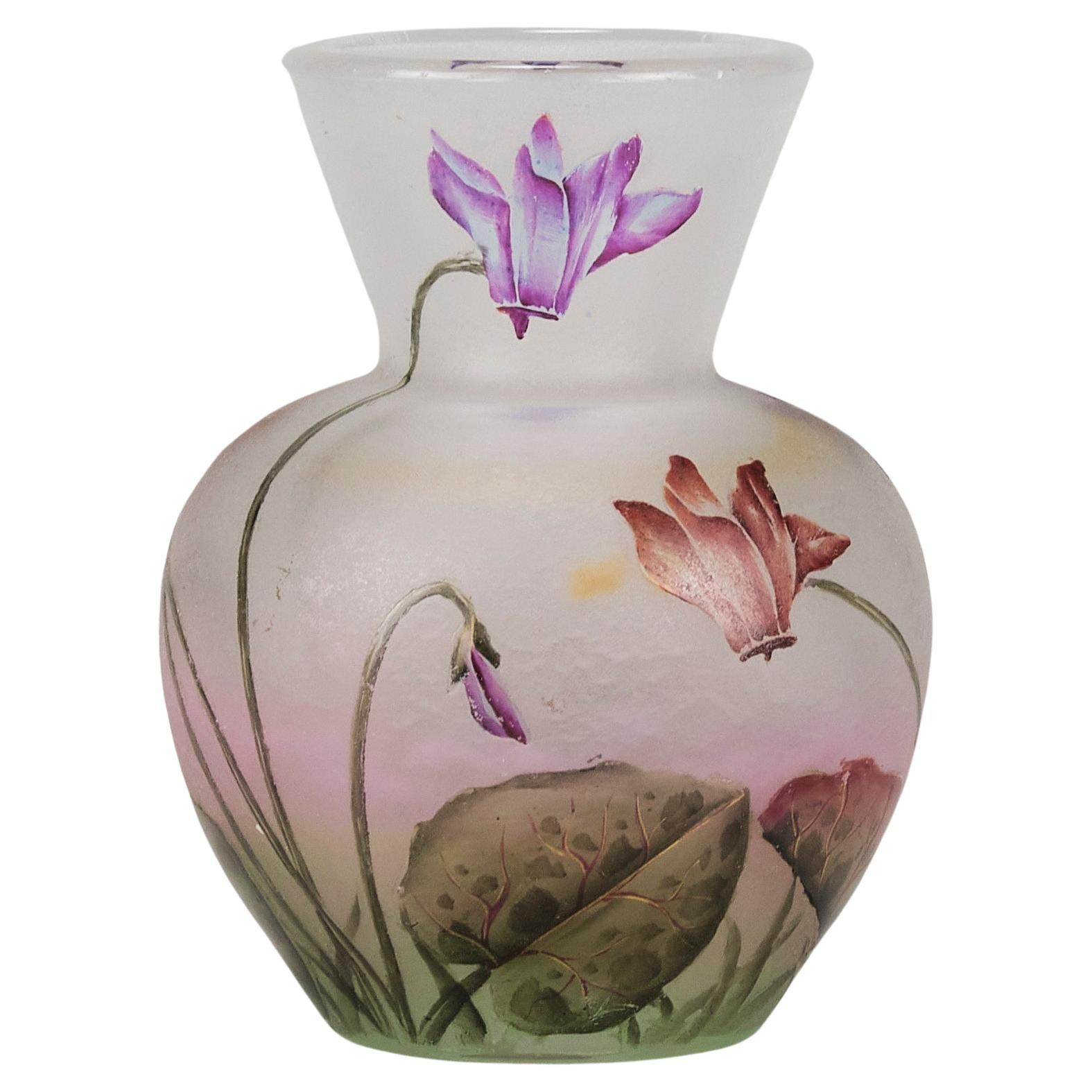 Cyclamen-Vase aus Kamee-Glas von Daum Frères, Anfang des 20.