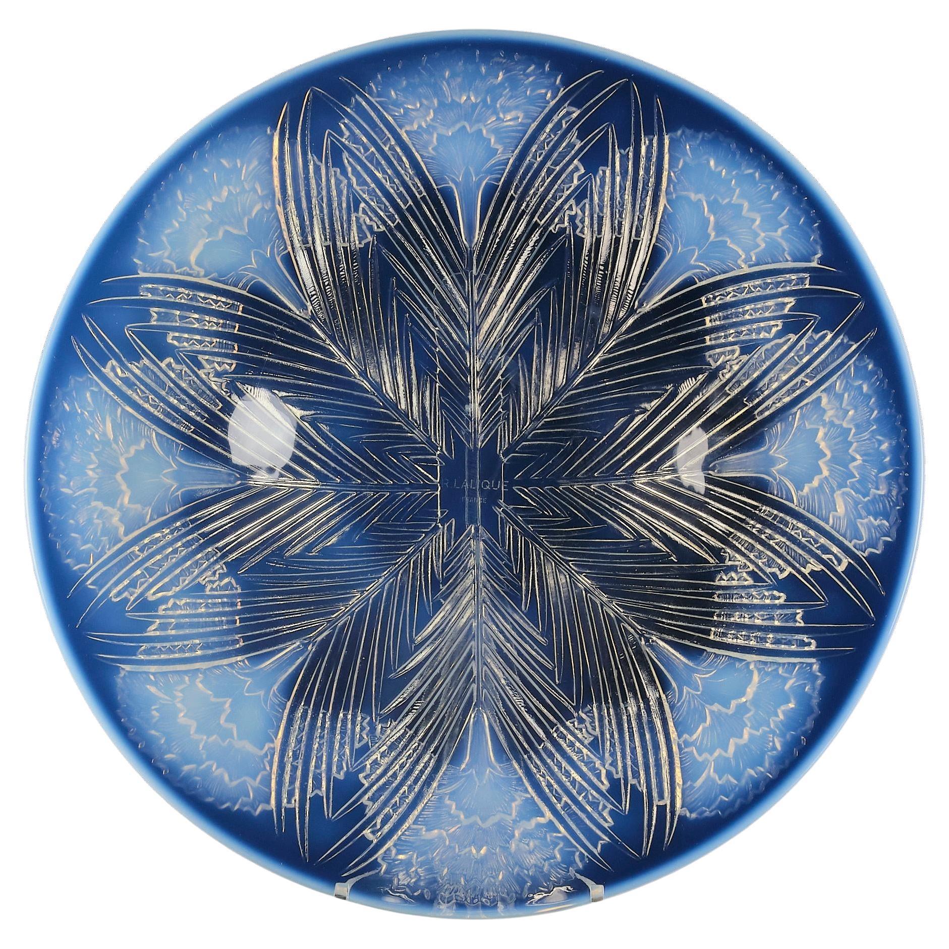 Piatto Art Deco dei primi del '900 intitolato "Oeillets" di René Lalique in vendita