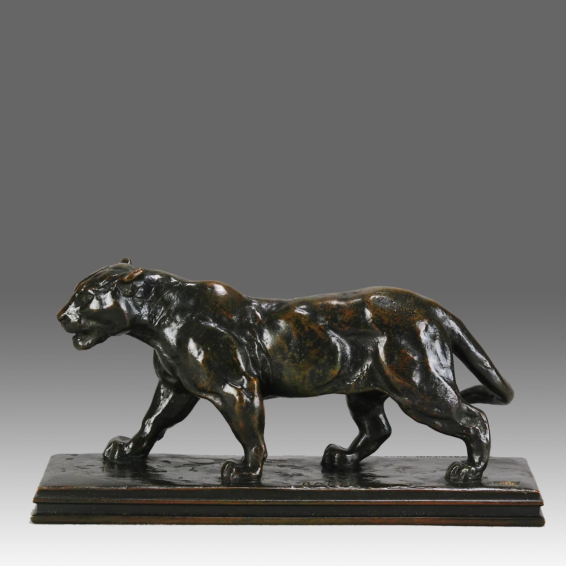 Uno studio animalier in bronzo francese della metà del XIX secolo di un potente giaguaro che cammina, con un'eccellente patina autunnale (verde, marrone e arancione) e intricati dettagli della superficie cesellati a mano, firmato Barye con timbro FB
