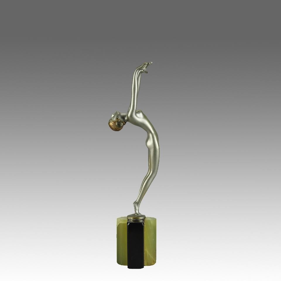 Un'attraente figura in bronzo argentato dipinta a freddo dell'inizio del XX secolo, raffigurante una giovane bellezza energica in posa distesa, sollevata su una base decorativa in onice nero e verde e firmata Lorenzl
INFORMAZIONI AGGIUNTIVE
Altezza: