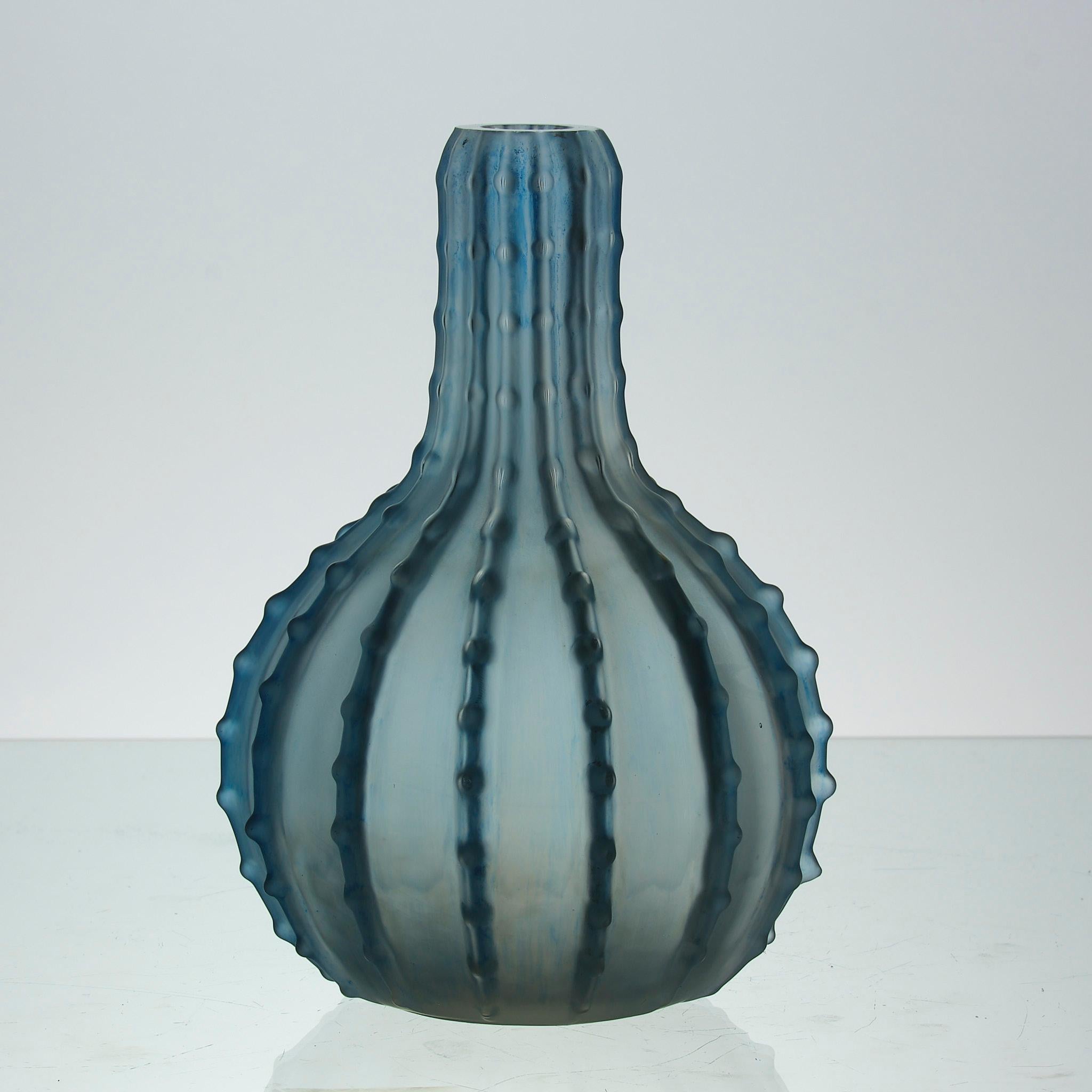 Vase en verre bleu Art déco du début du 20e siècle intitulé 